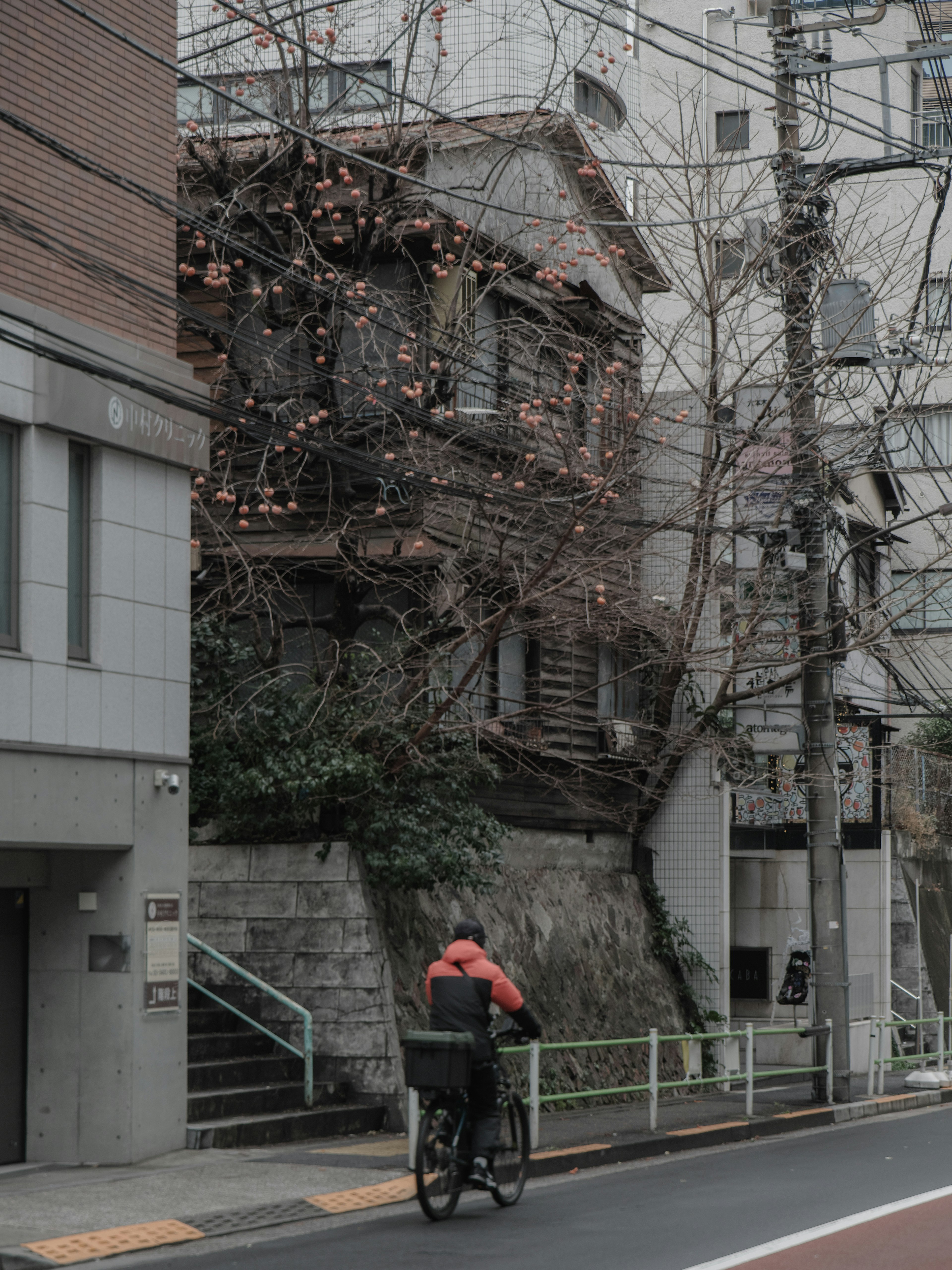 Scena di strada con un vecchio edificio e una persona in bicicletta