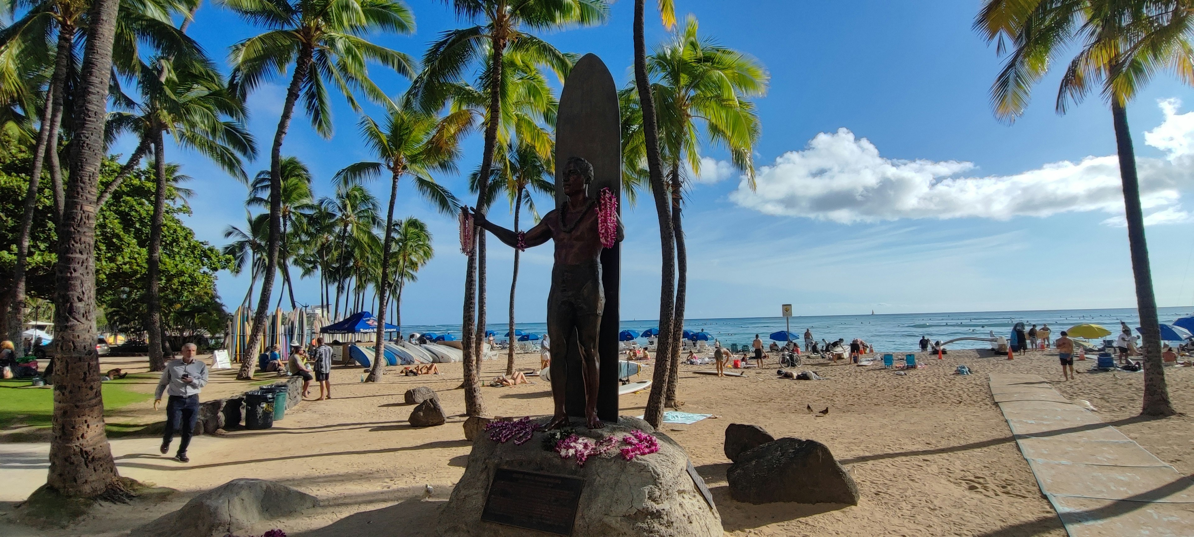 Scena di spiaggia con una statua e palme