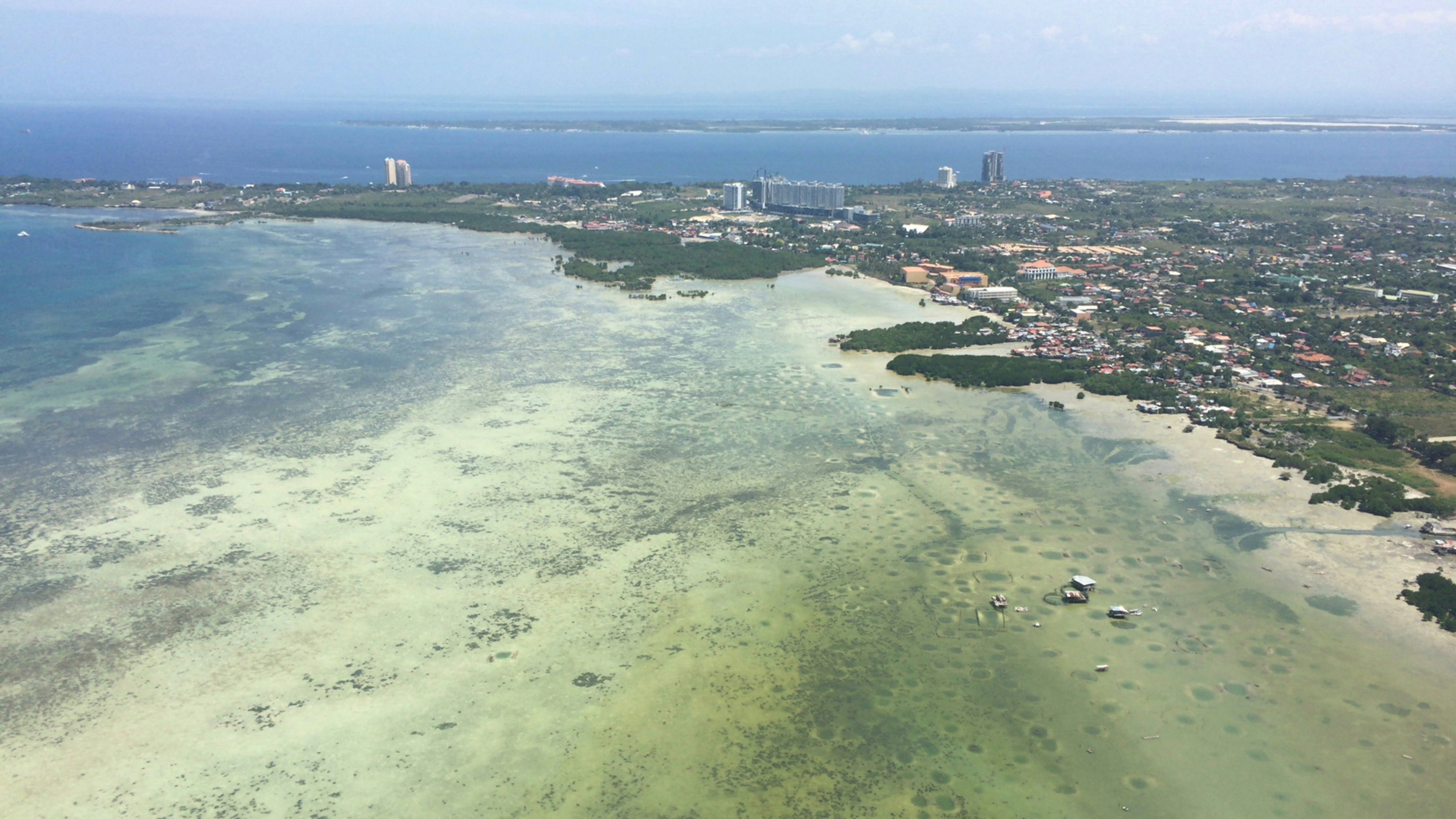 海岸地區的航空視圖，清澈的水和城市發展