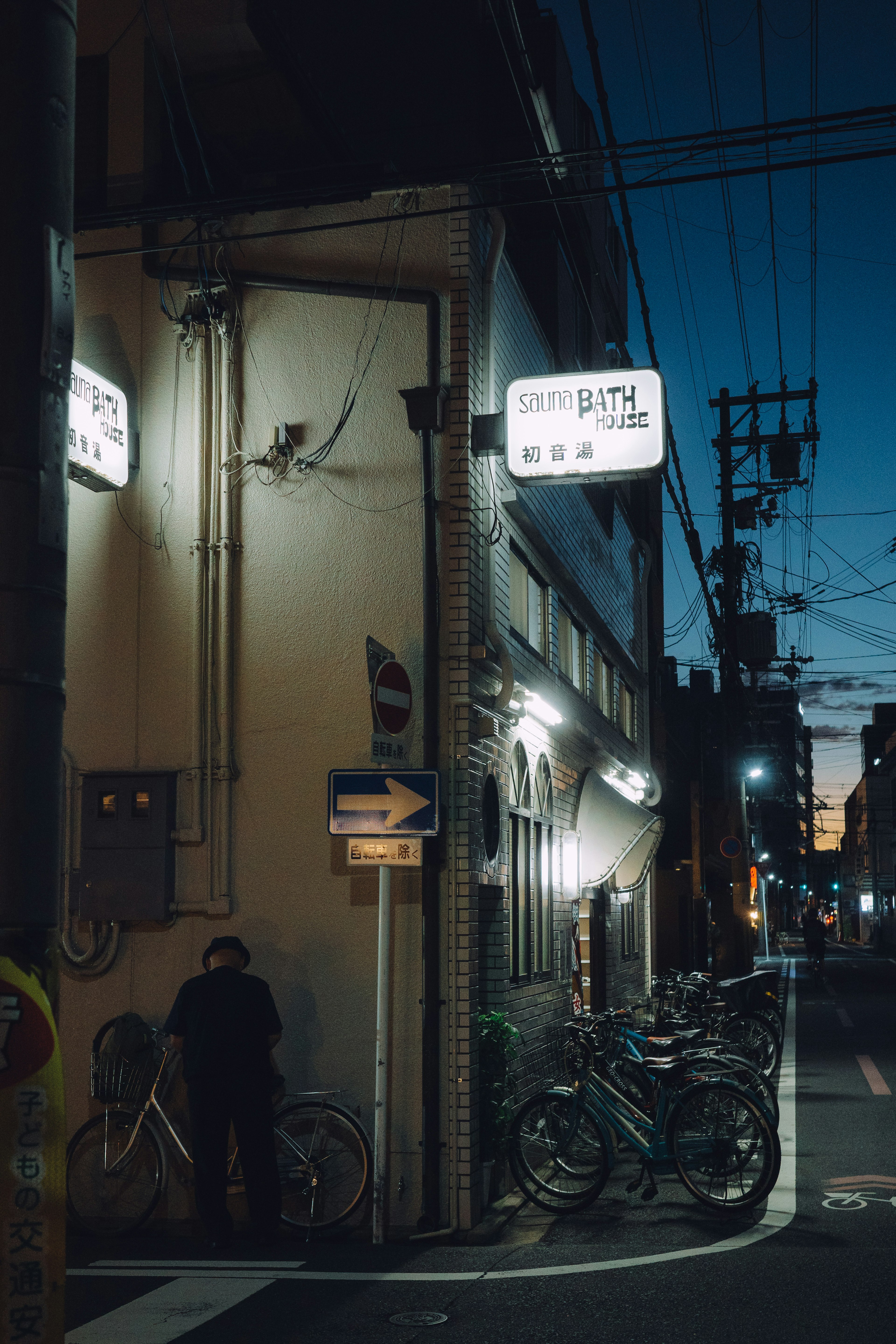 夜晚街角的自行車和小建築的圖像