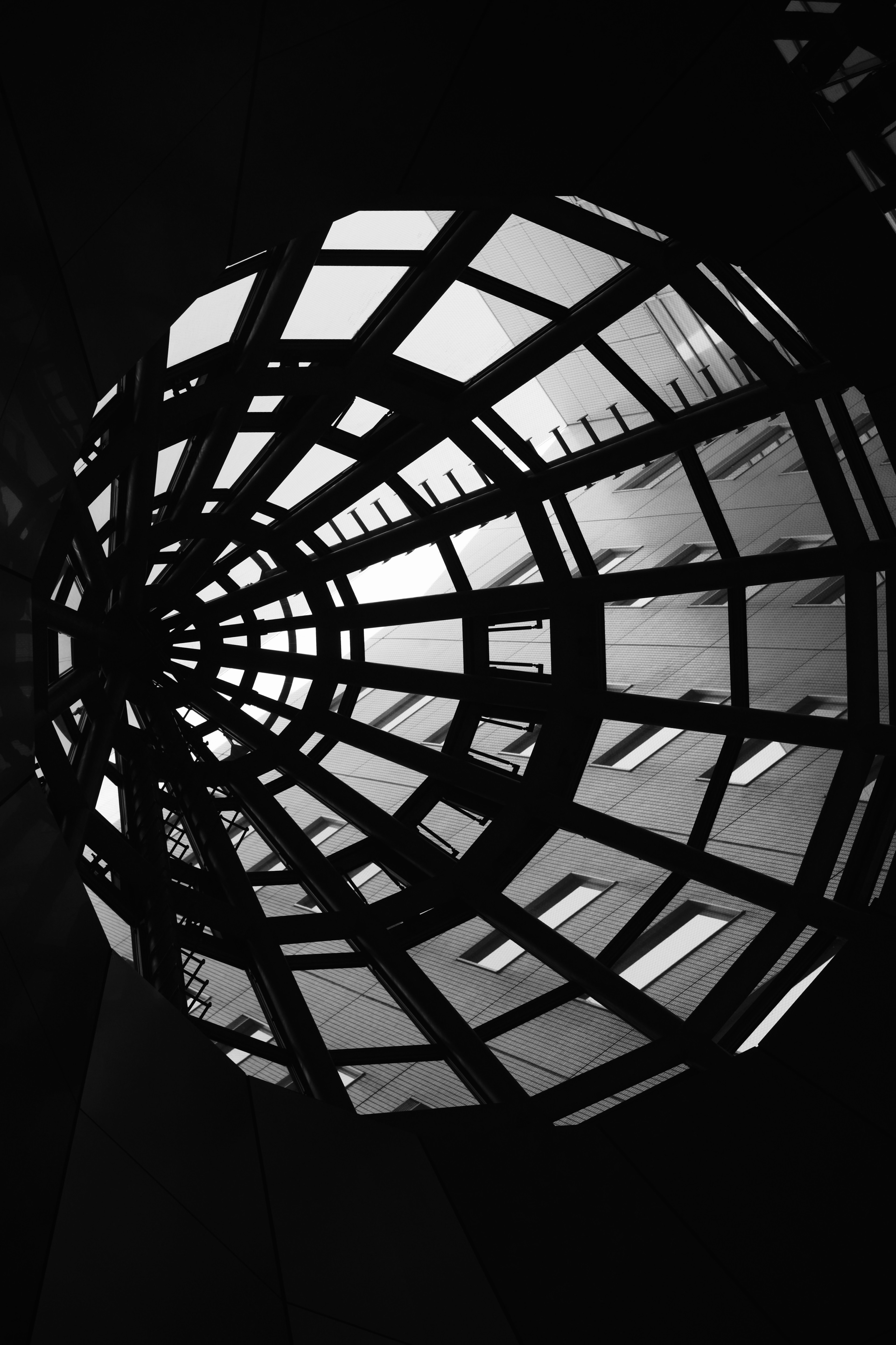 Imagen que muestra una perspectiva de ventana circular en tonos blanco y negro