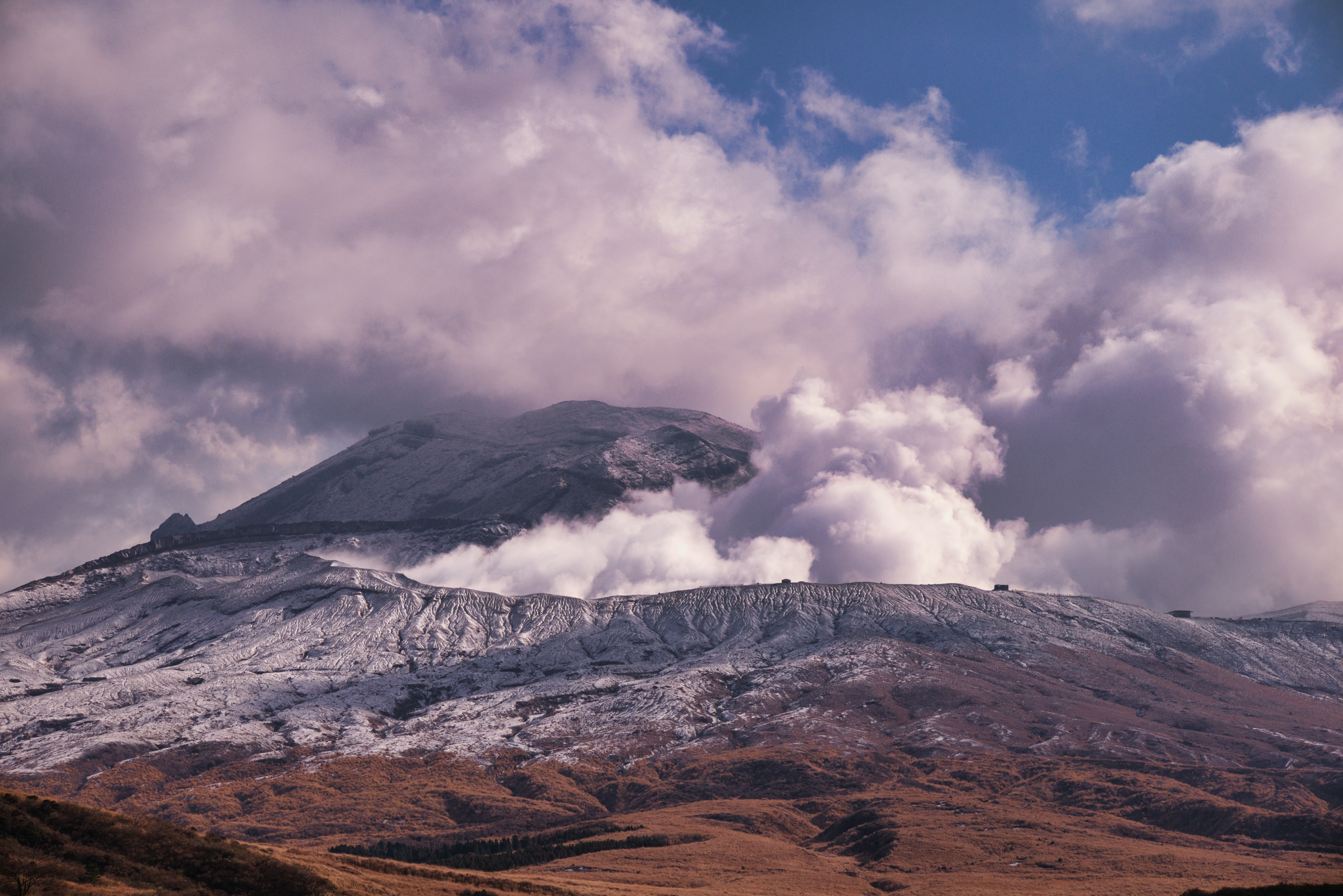 雪に覆われた火山の風景と雲の景観