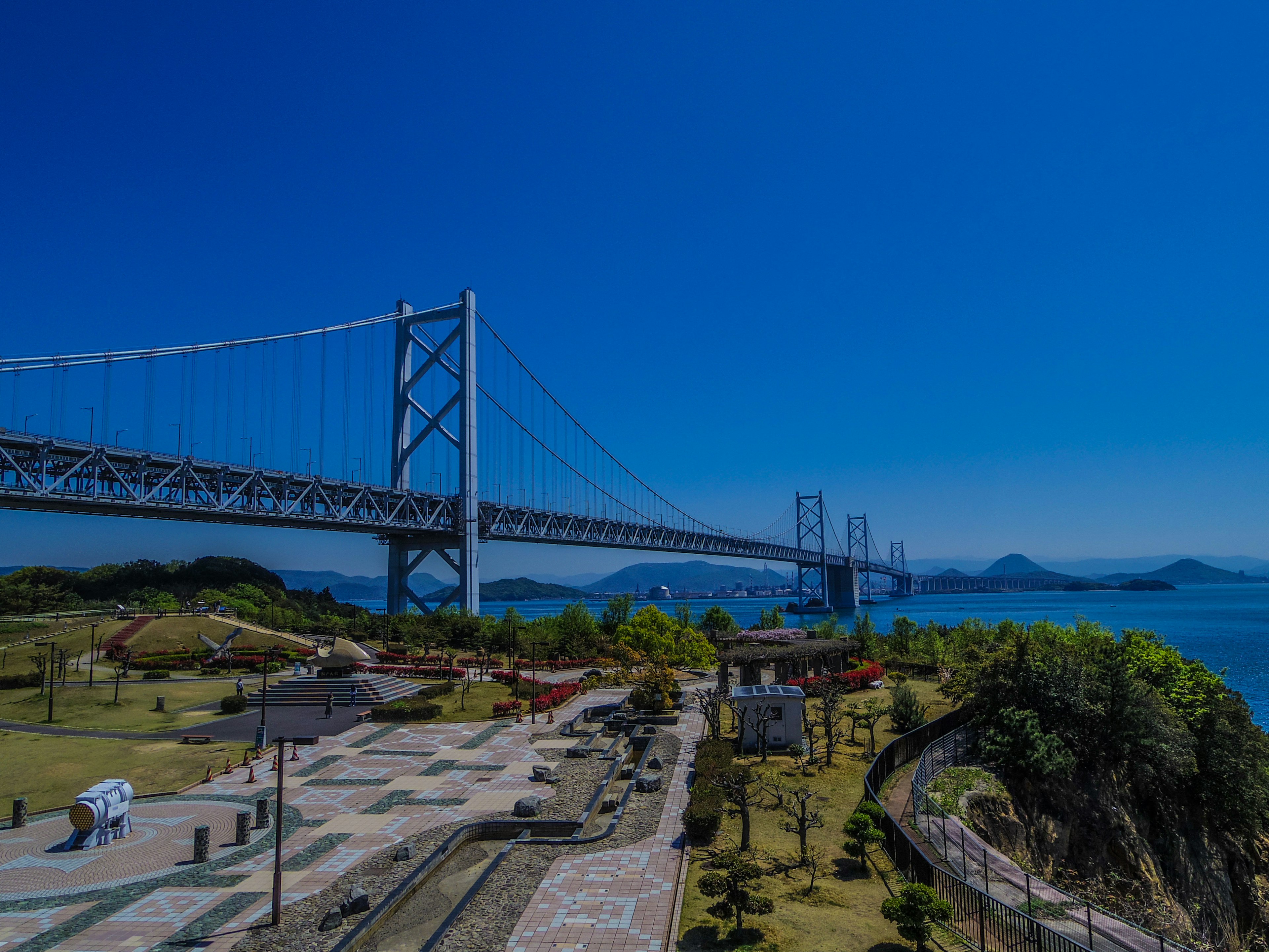 Grand pont s'étendant sur la mer sous un ciel bleu clair