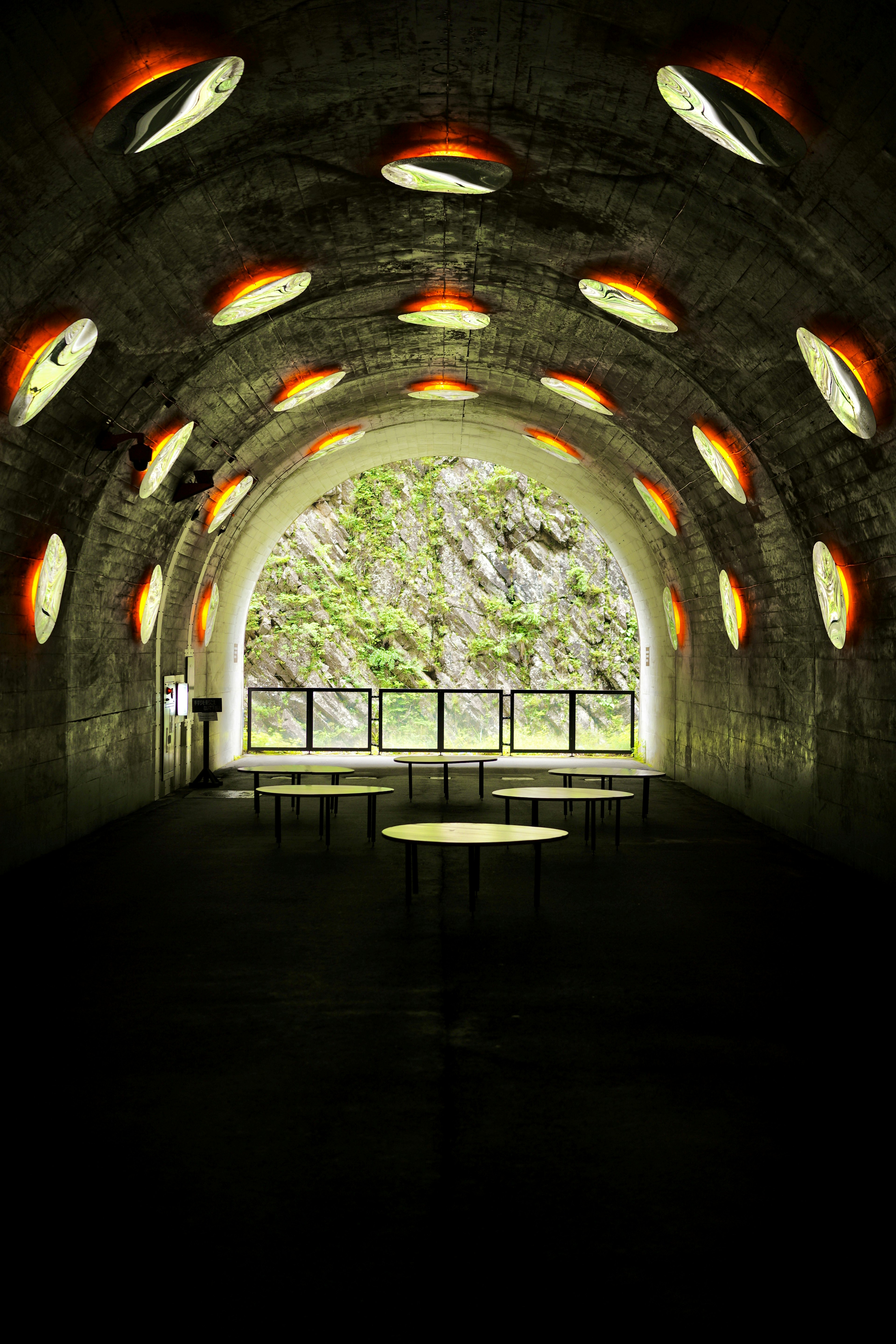 Interior de túnel único con ventanas iluminadas que permiten la entrada de luz natural