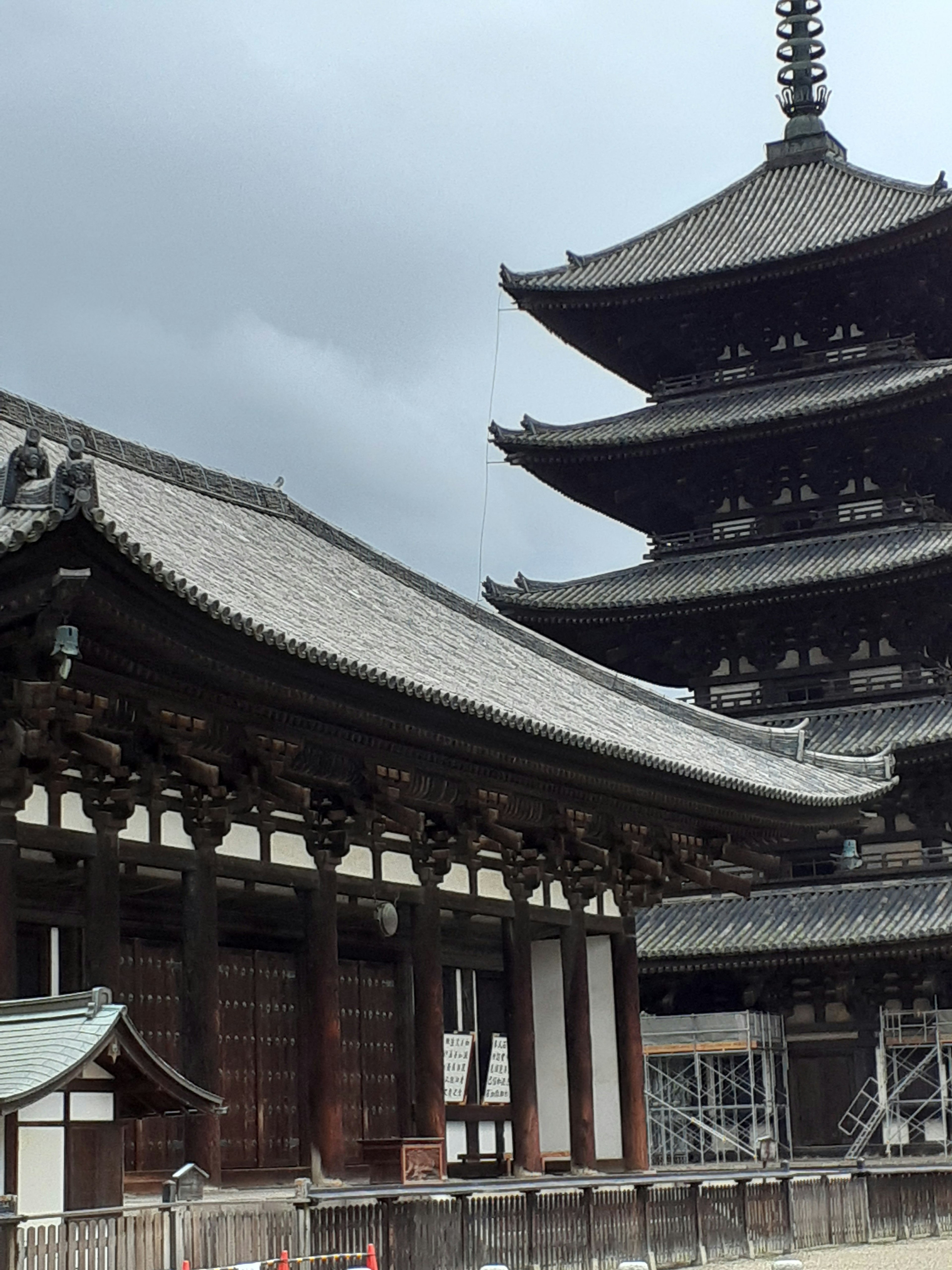 Traditionelle japanische Tempelarchitektur mit einer mehrstöckigen Pagode und umgebenden Strukturen