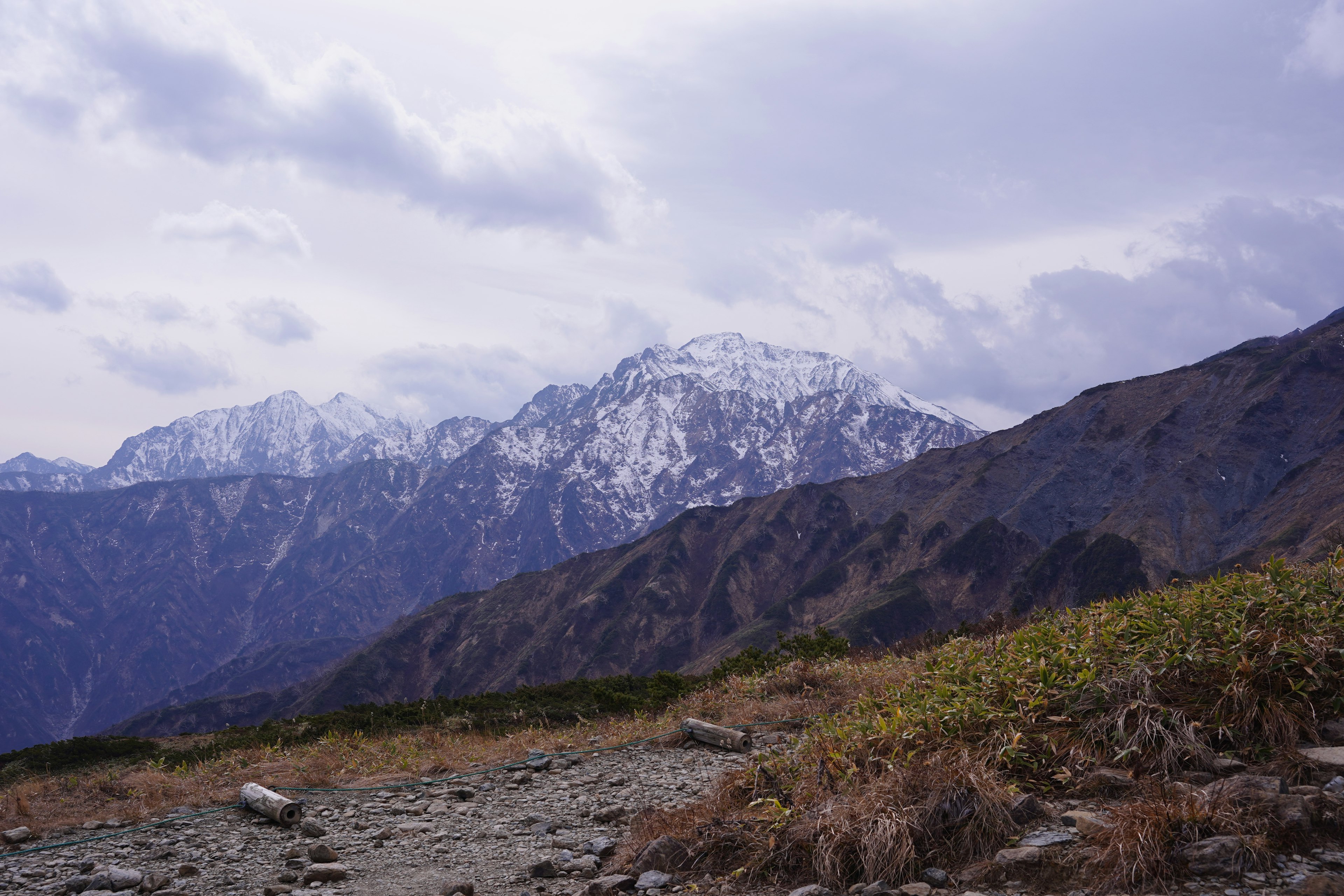 雪山與岩石前景和草地區域