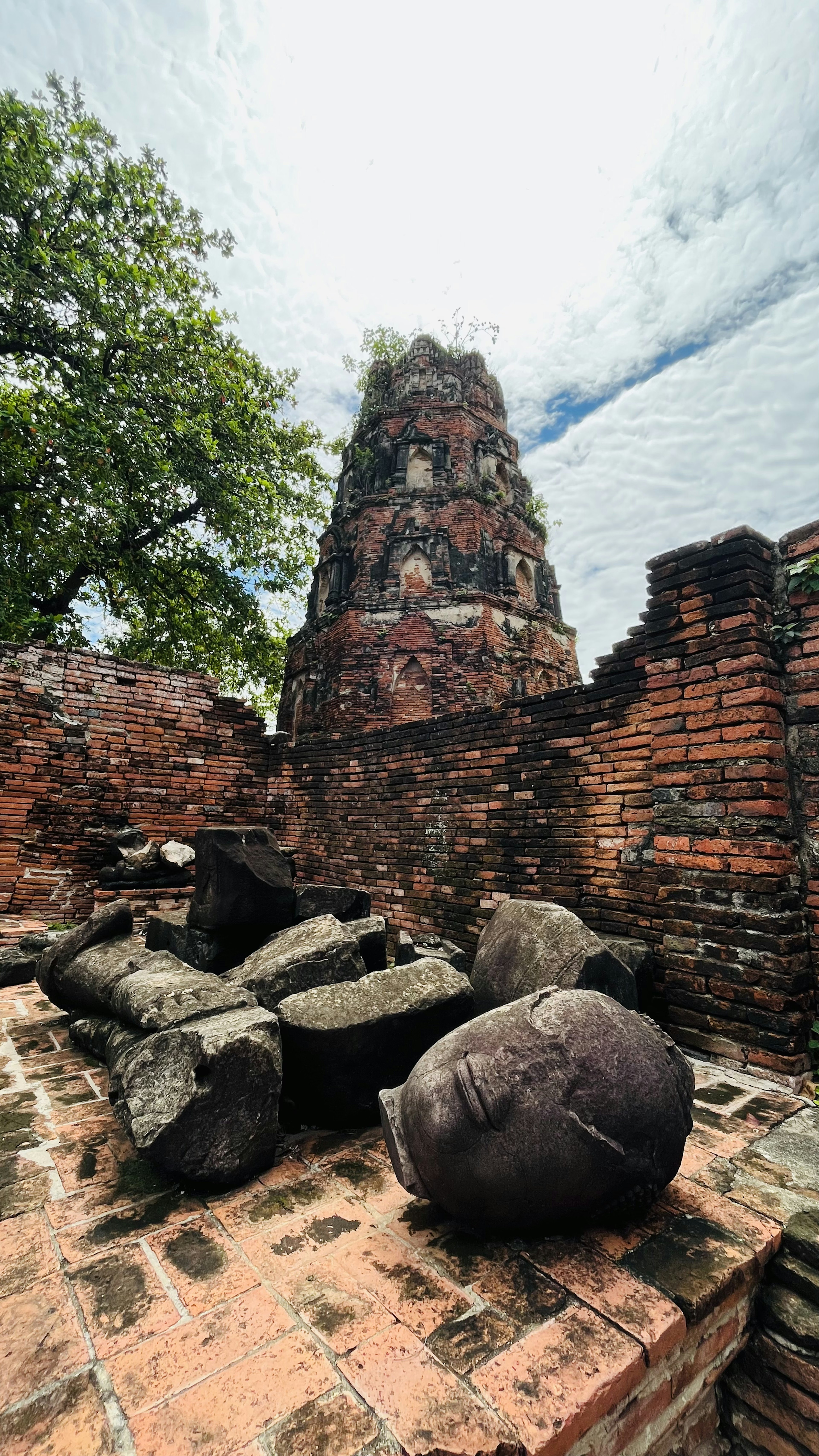 古代の遺跡と石造りの塔が見える風景