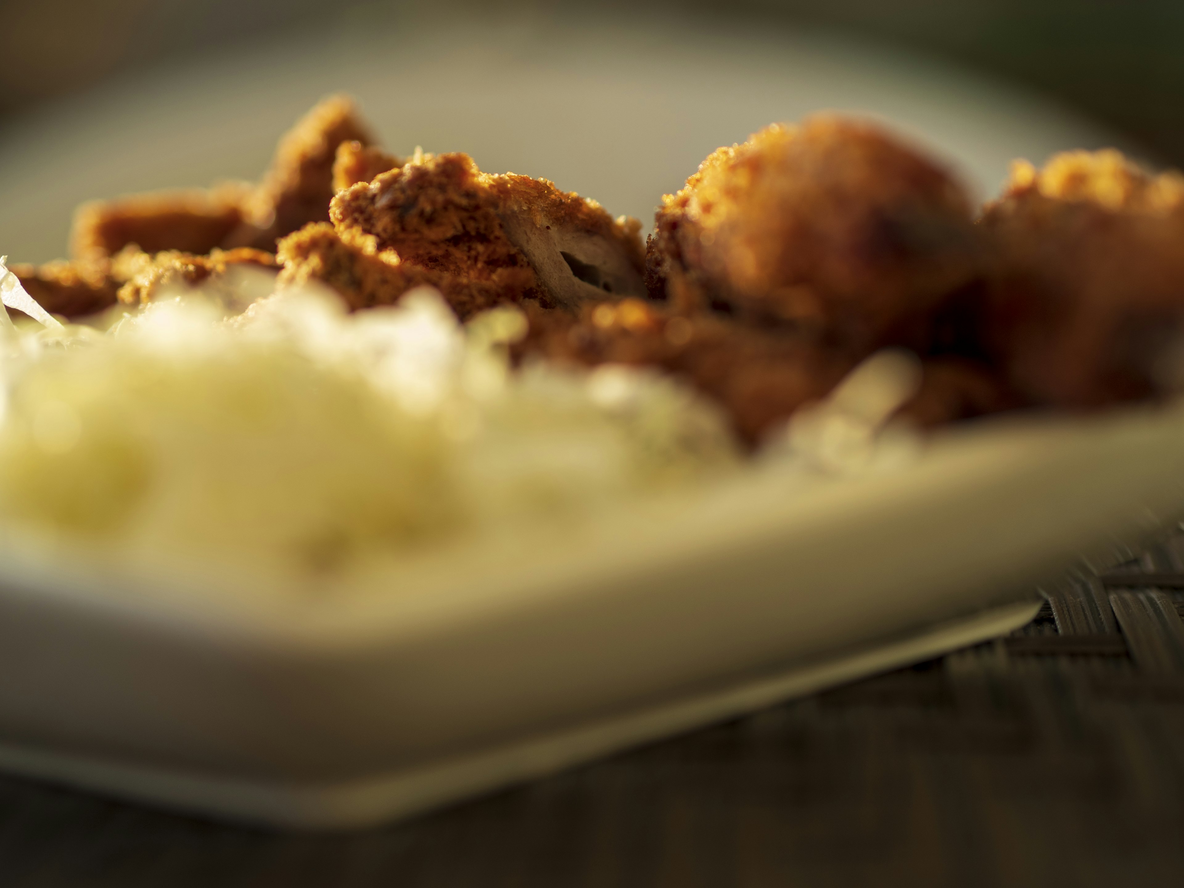 Poulet frit avec une croûte croustillante servi avec du riz blanc