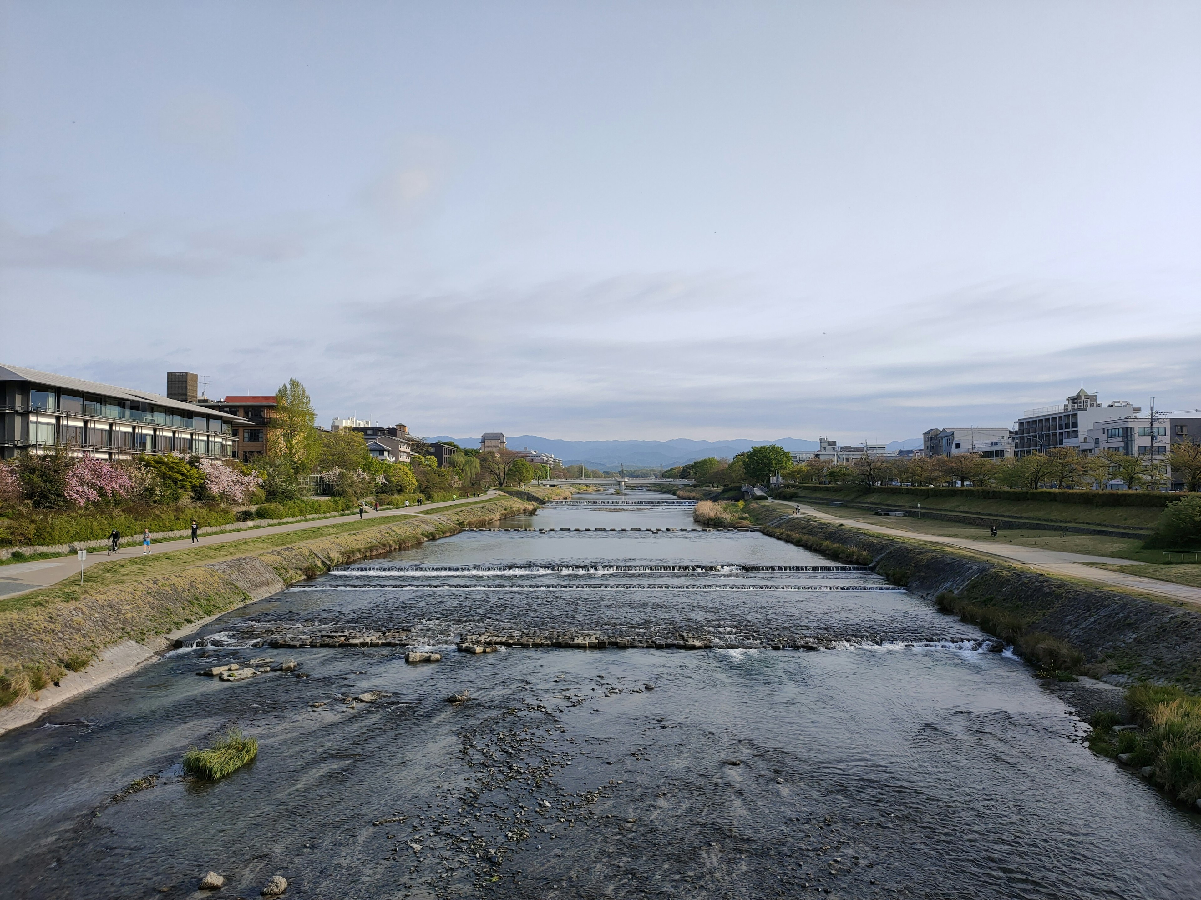 Una vista serena del fiume con natura circostante e edifici