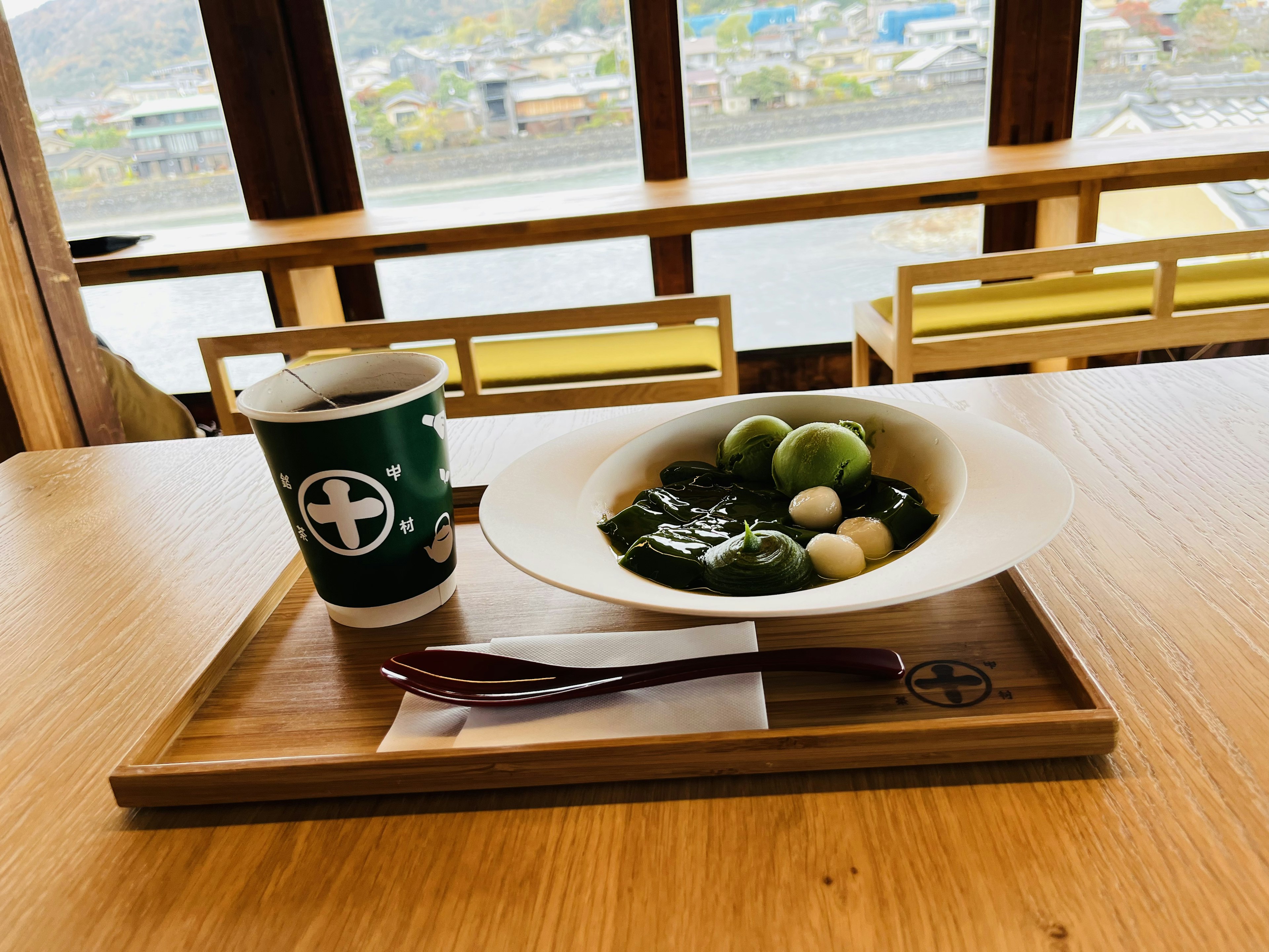 緑色の飲み物と和菓子の皿がテーブルに置かれた風景