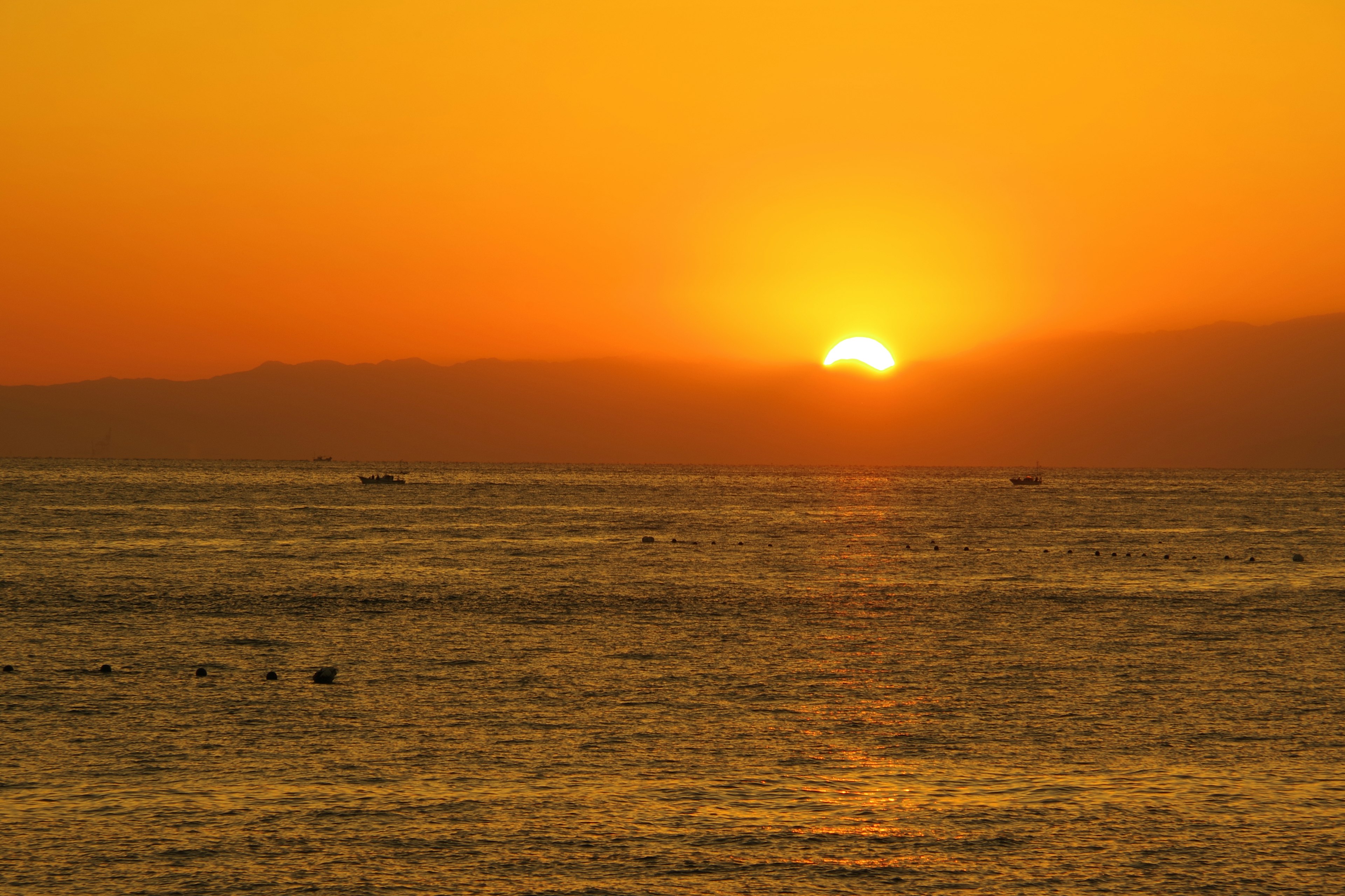 夕日が海に沈む美しい風景