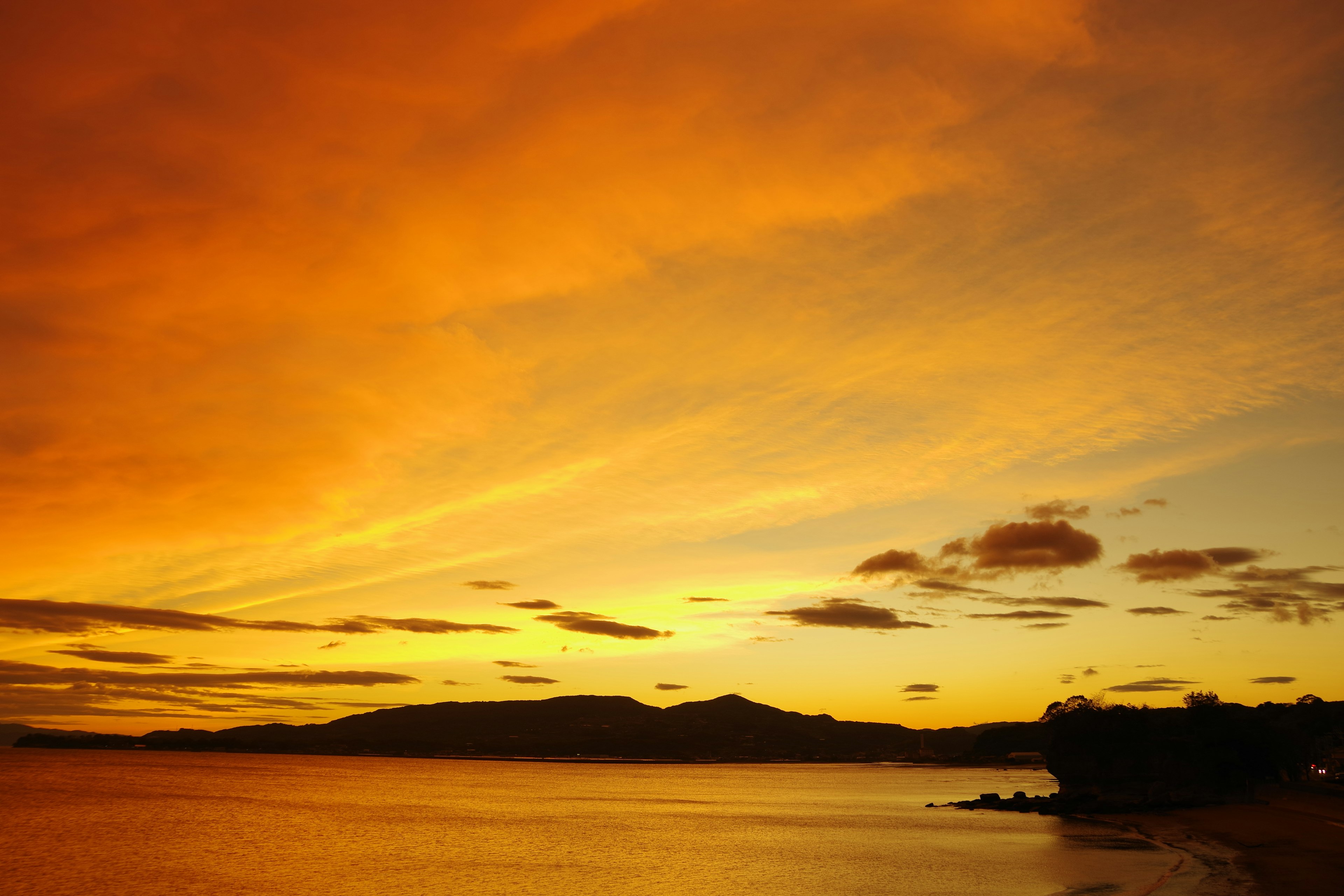 夕焼けの美しいオレンジ色の空と海の風景