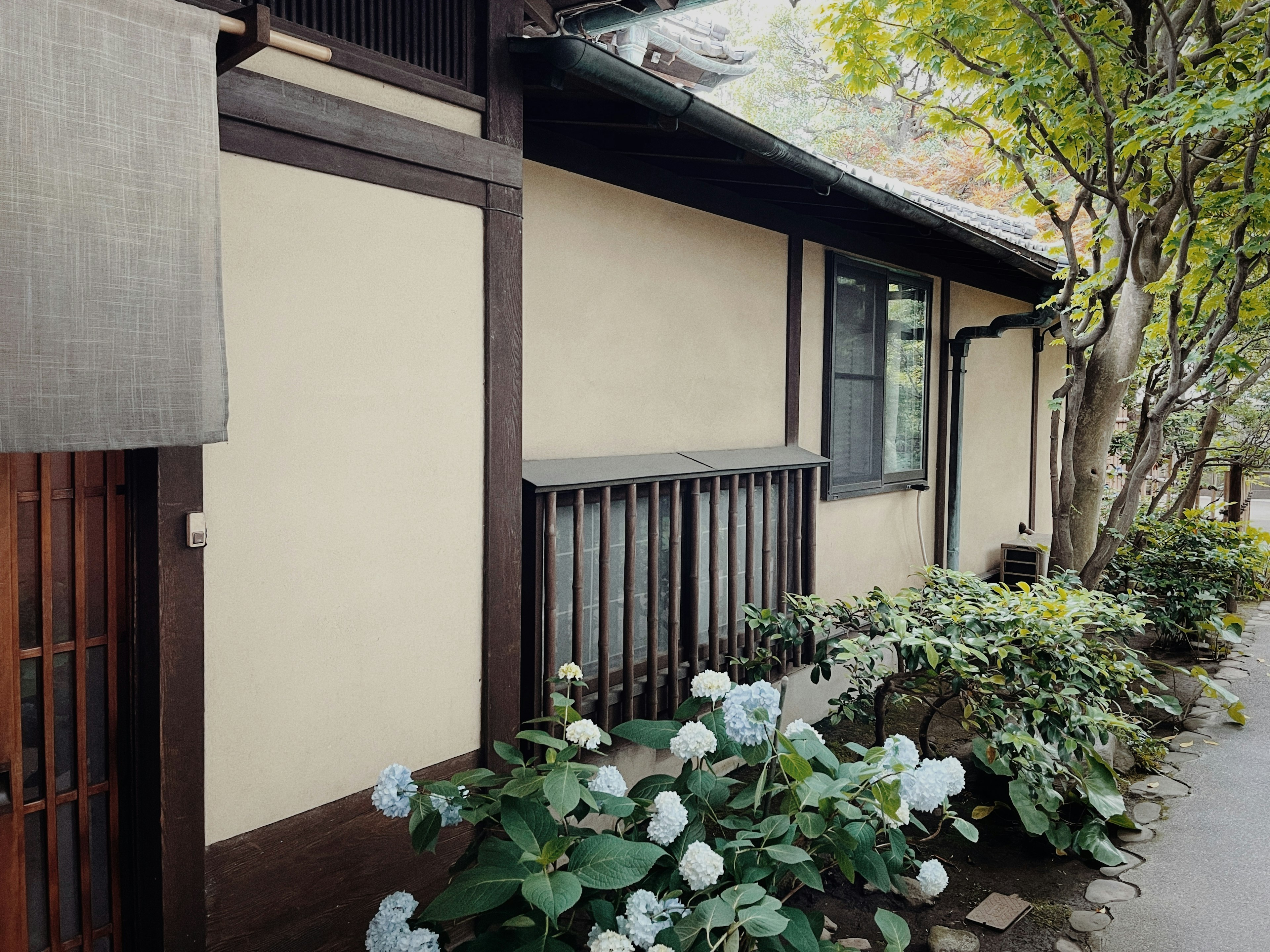 Äußere einer traditionellen japanischen Hütte mit blühenden Blumen