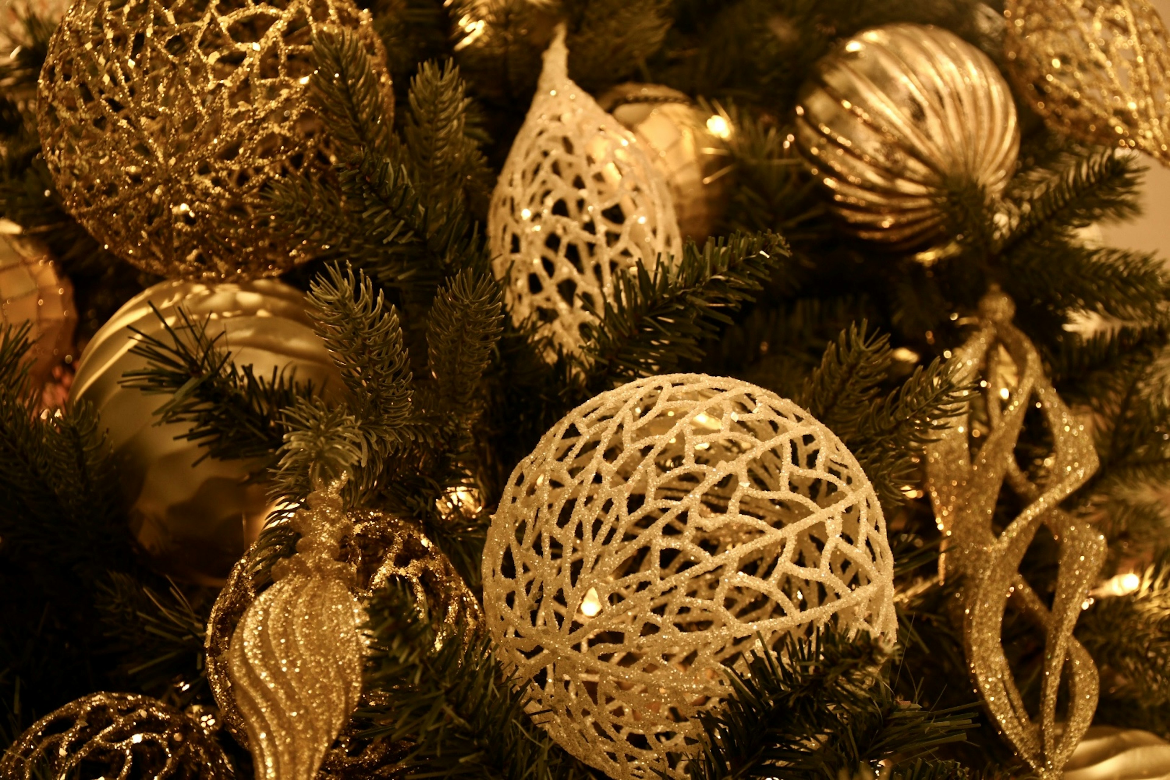 Goldene Ornamente und Blätter an einer Weihnachtsbaumdekoration