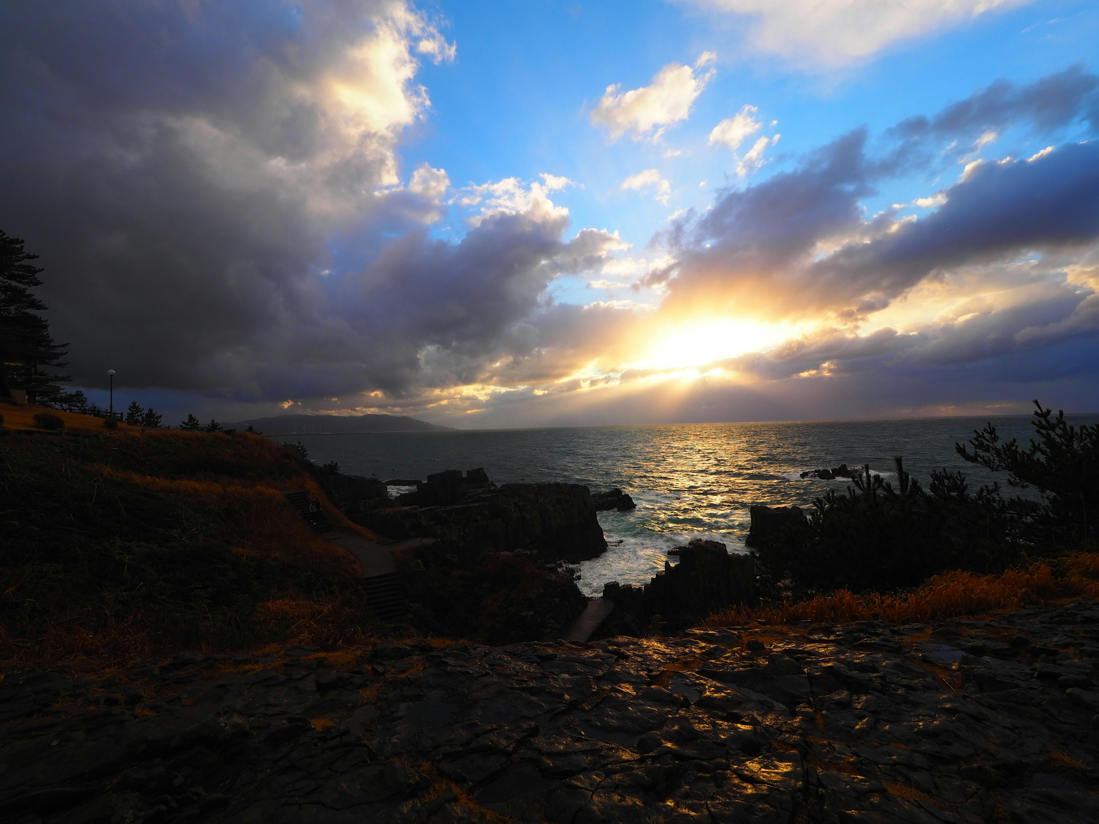 Hermoso paisaje con el océano y el atardecer