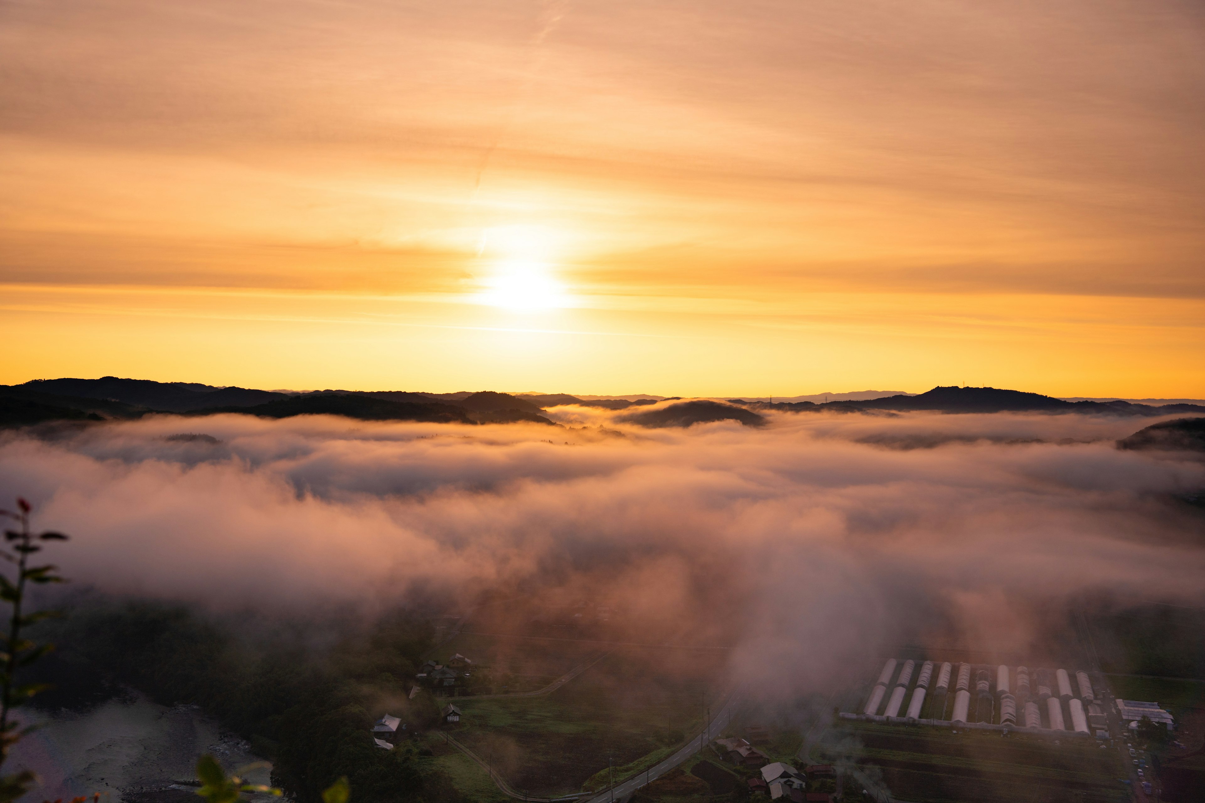 Paysage enveloppé de brume avec un magnifique coucher de soleil