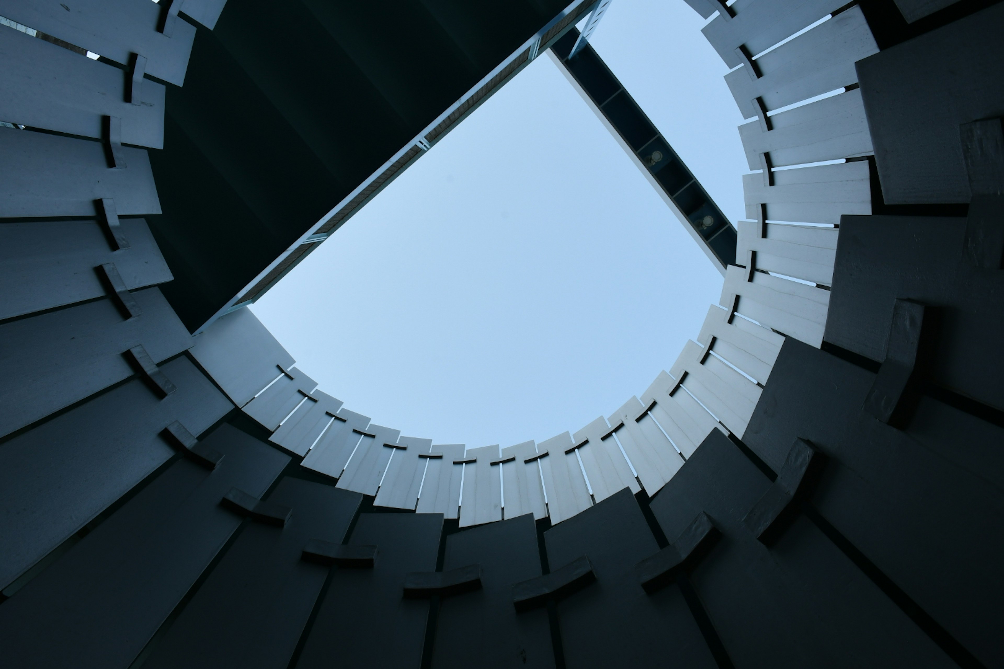 Vista del cielo azul desde el centro de una estructura circular