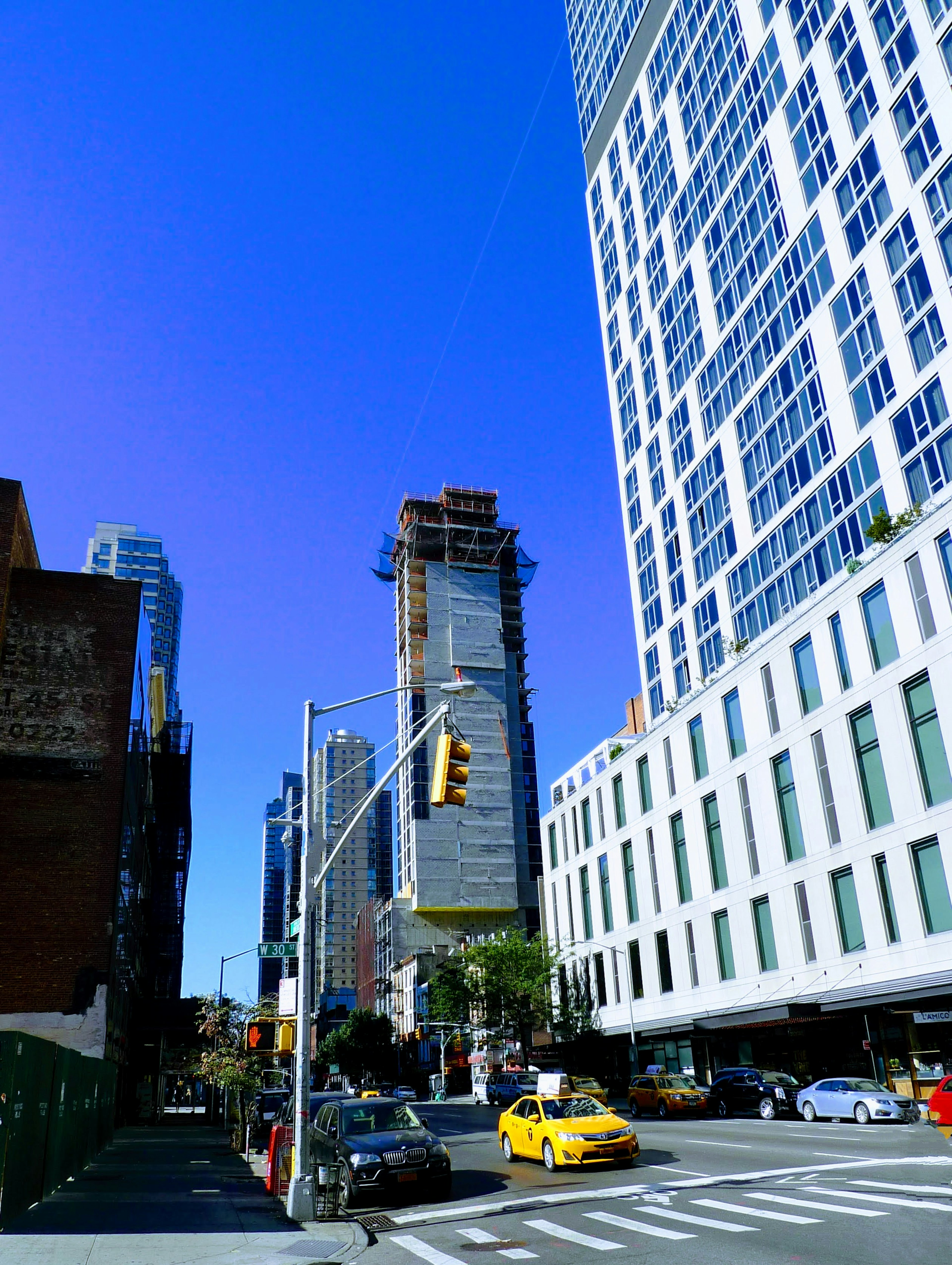 Paysage urbain avec des gratte-ciels et un chantier de construction sous un ciel bleu clair