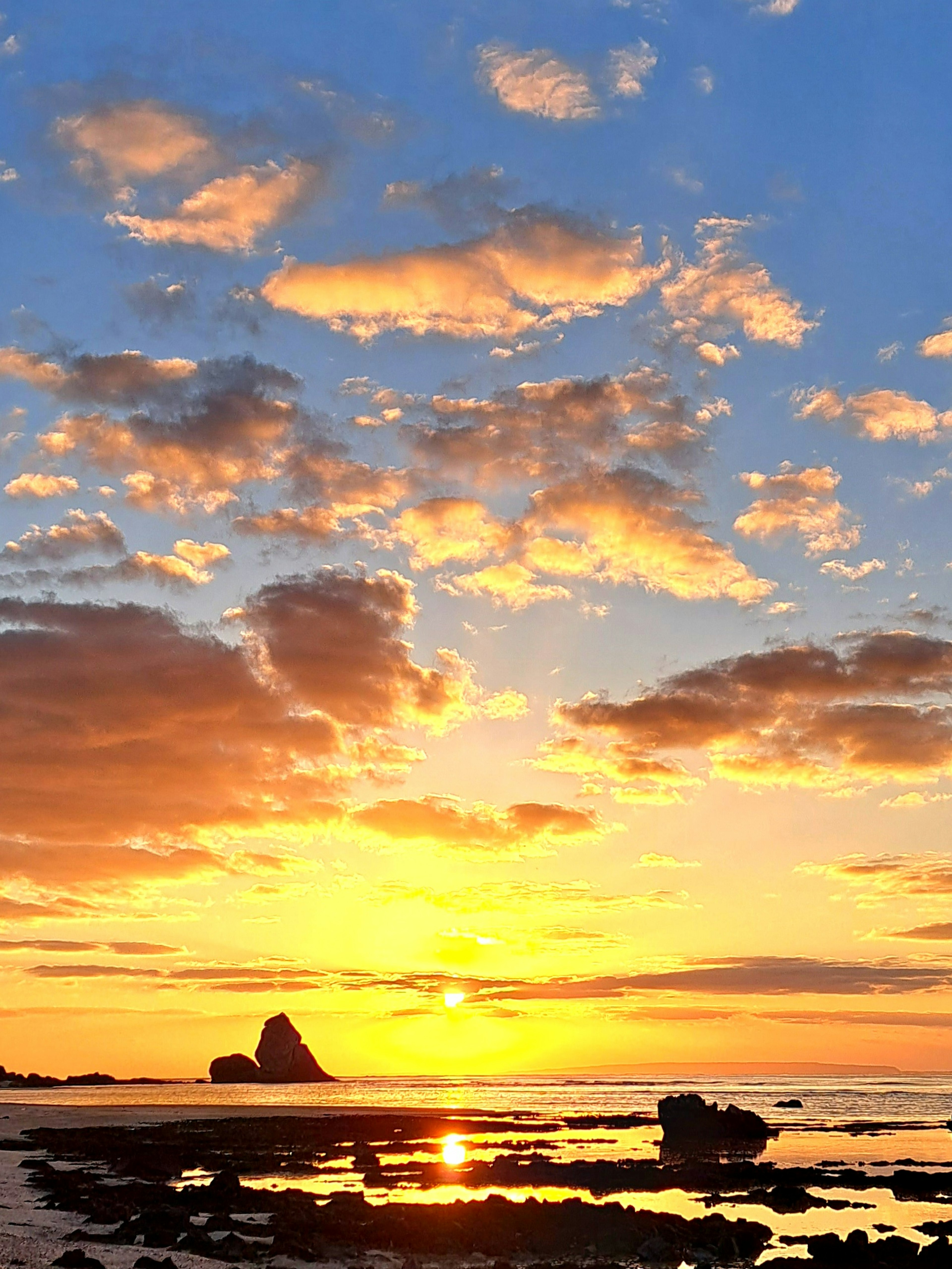 美しい夕日が沈む海の景色と雲