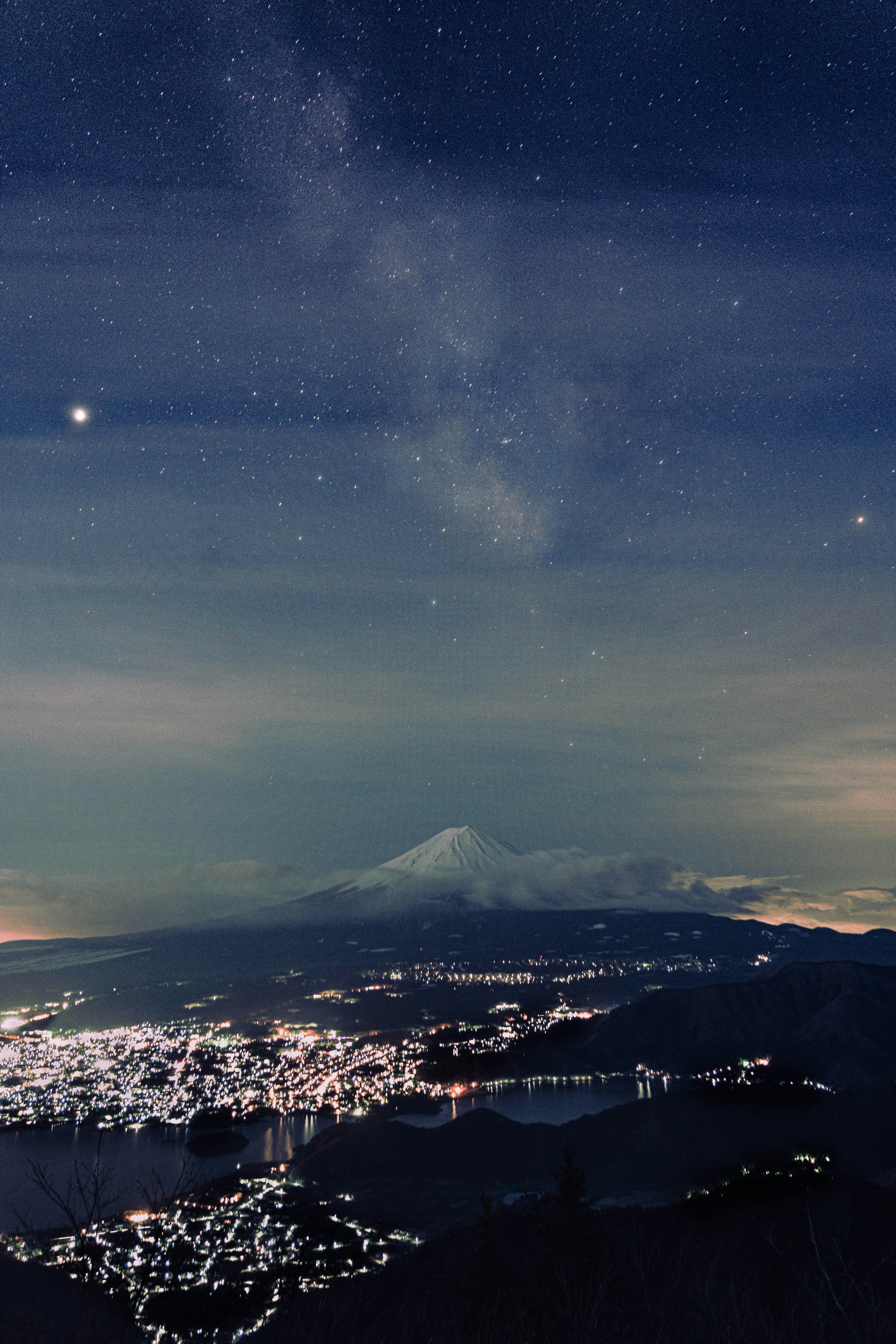 夜空に輝く星々と富士山の美しい景色