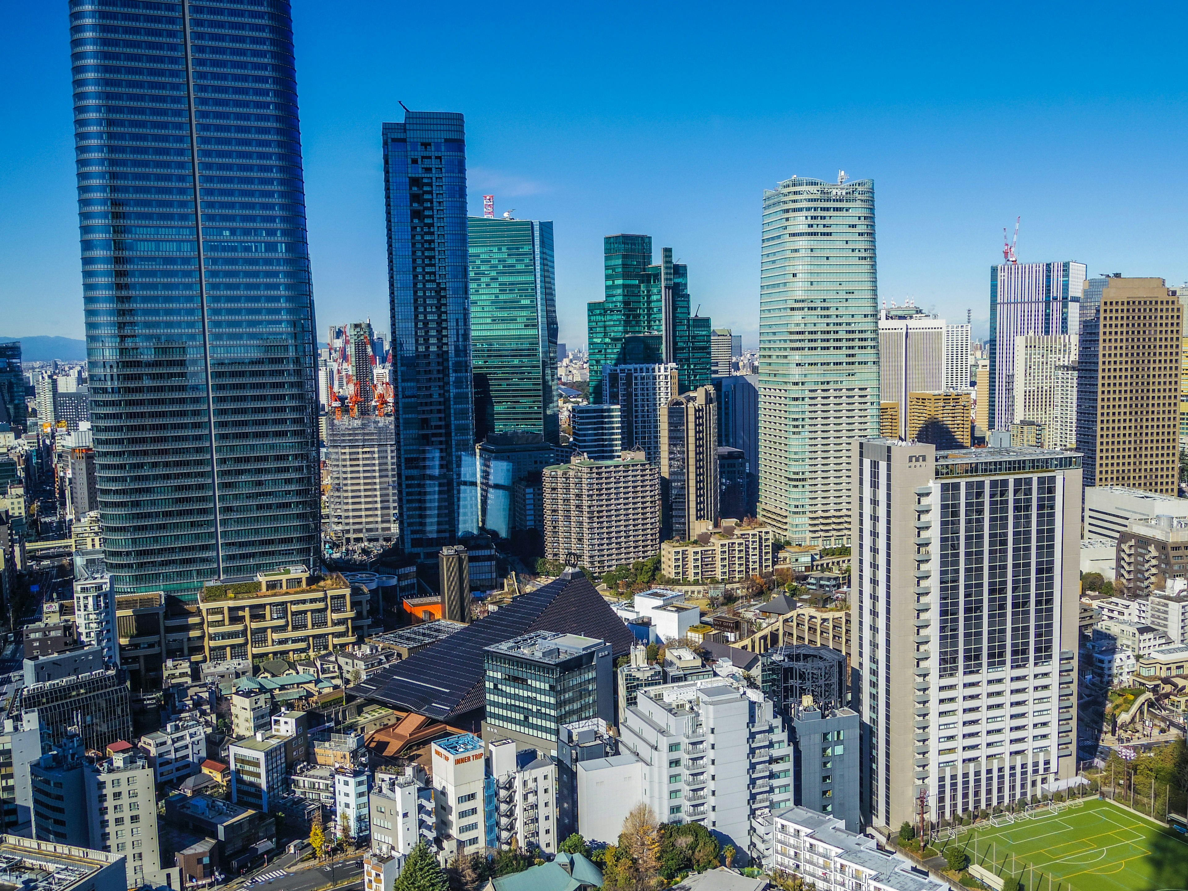 東京天際線的鳥瞰圖，展示摩天大樓和晴朗的藍天