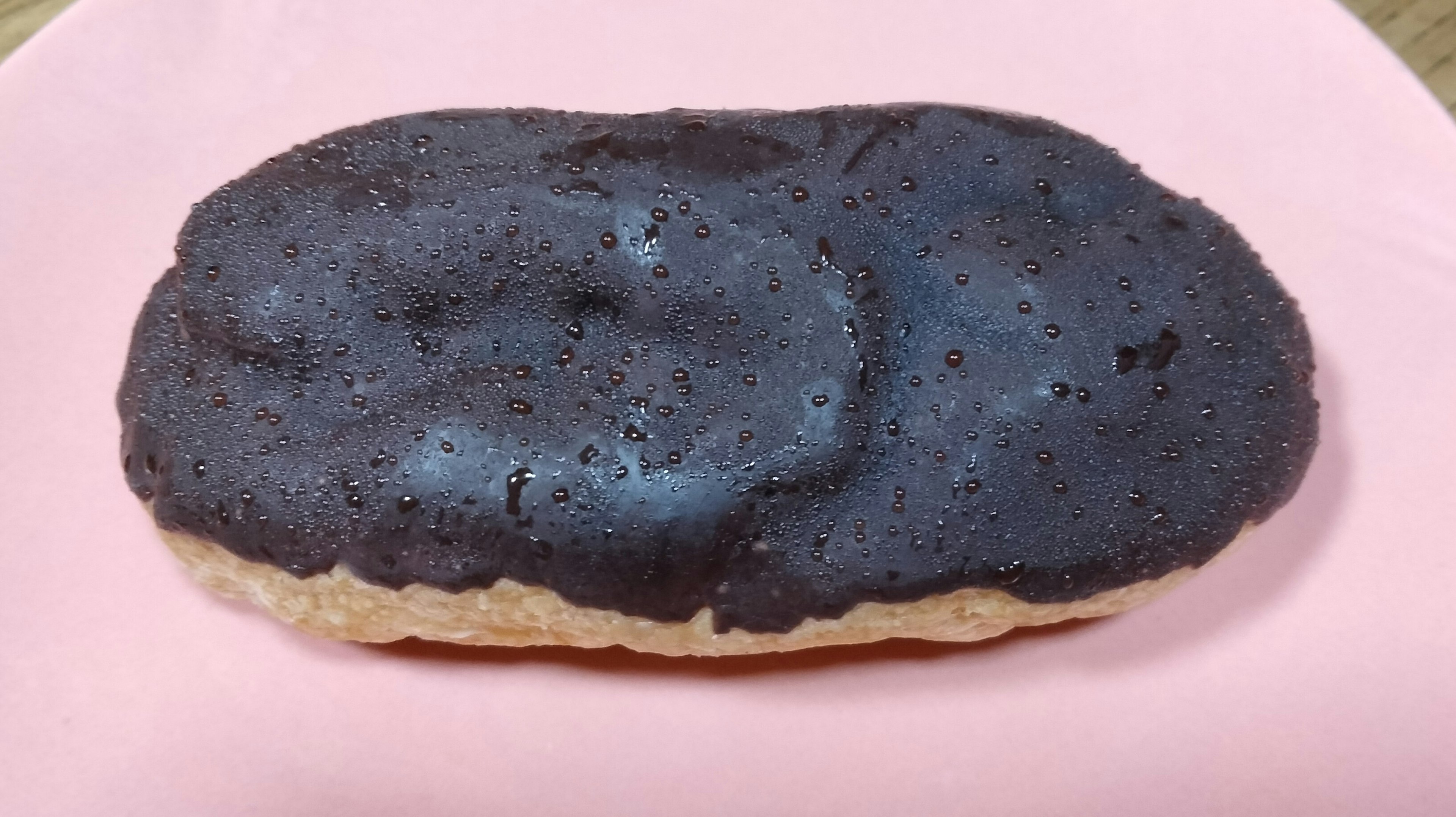 Foto di un donut con glassa nera