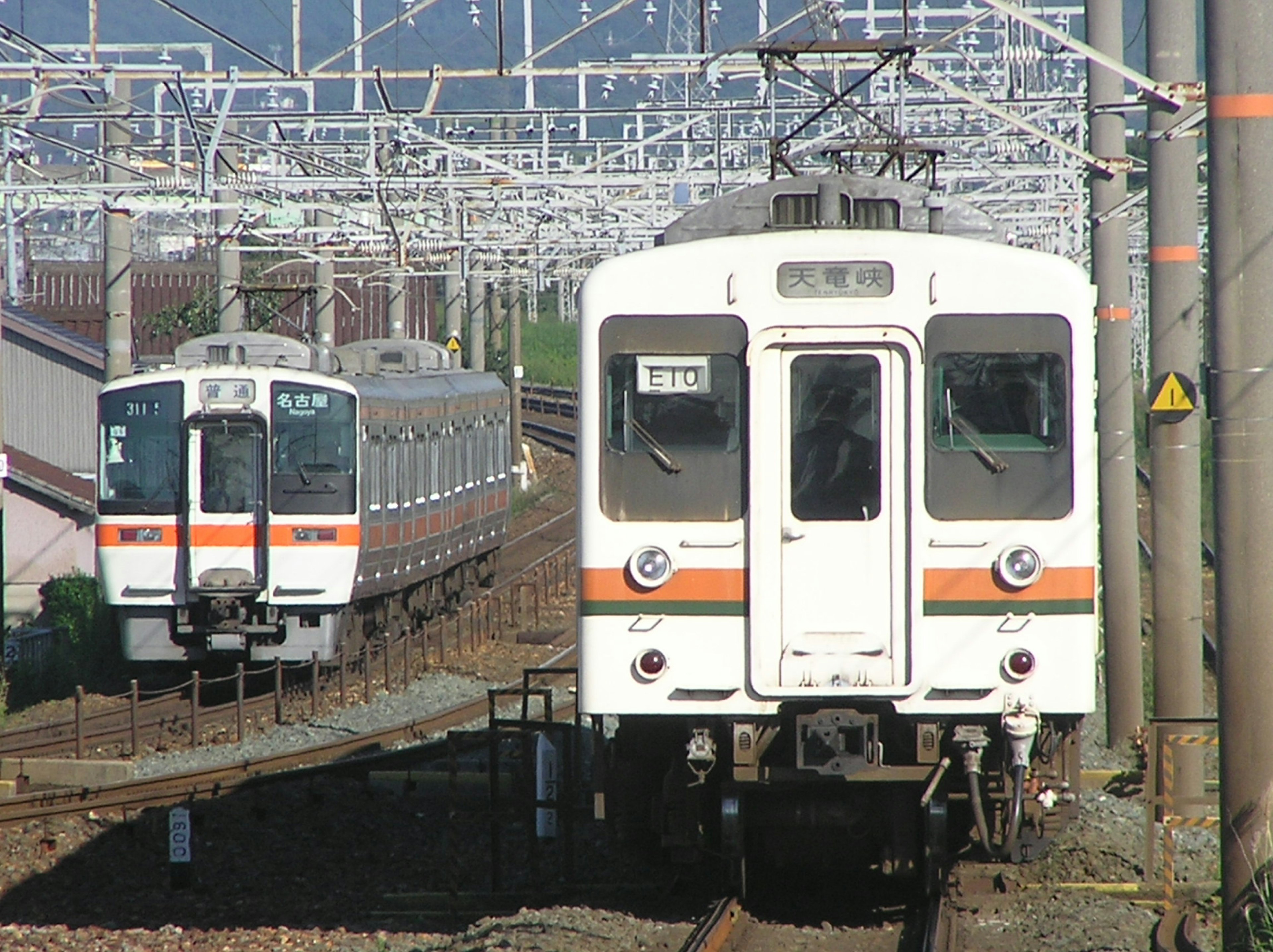 兩列火車在有架空電線的鐵路上