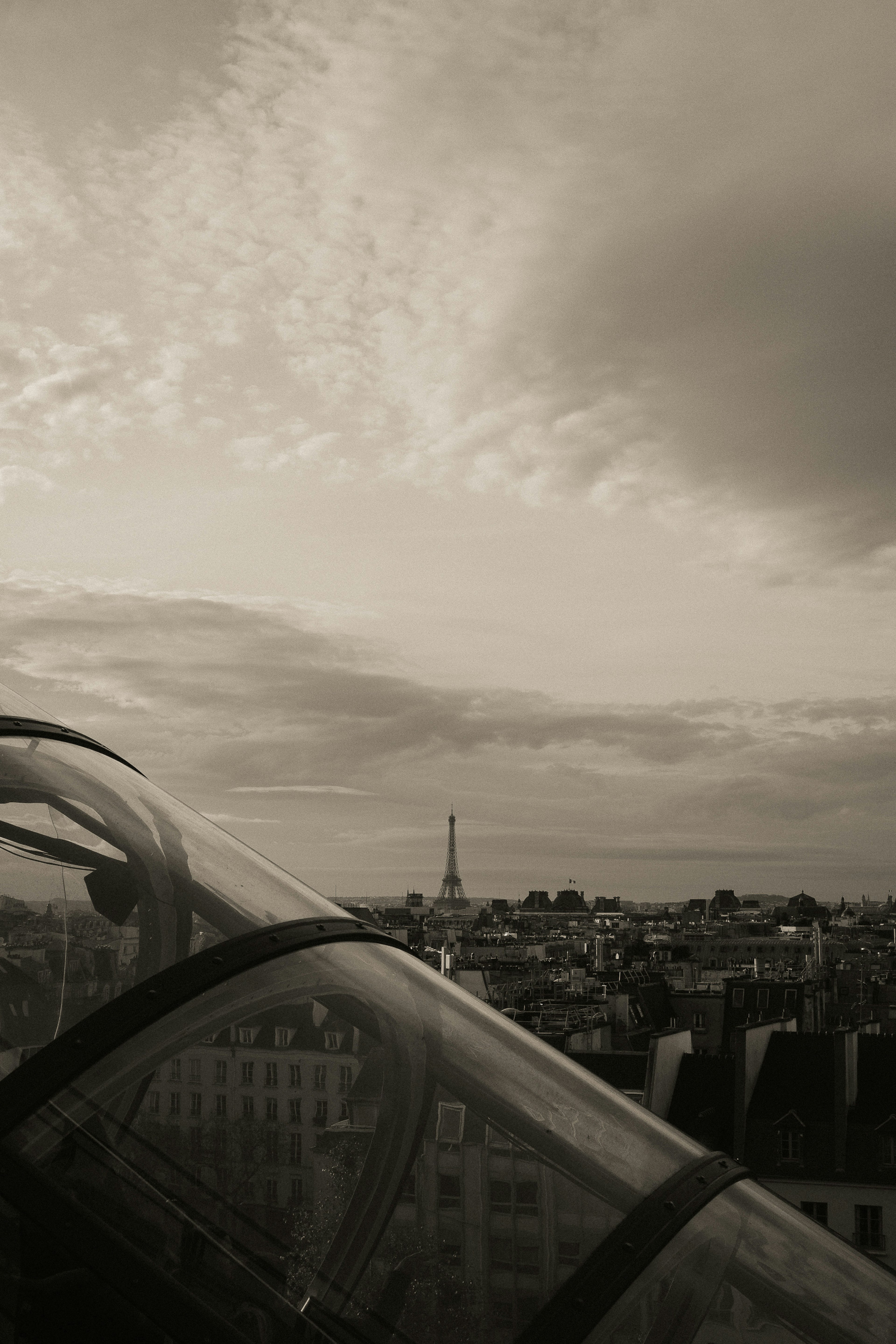 Monochrome Stadtansicht von Paris mit dem Eiffelturm