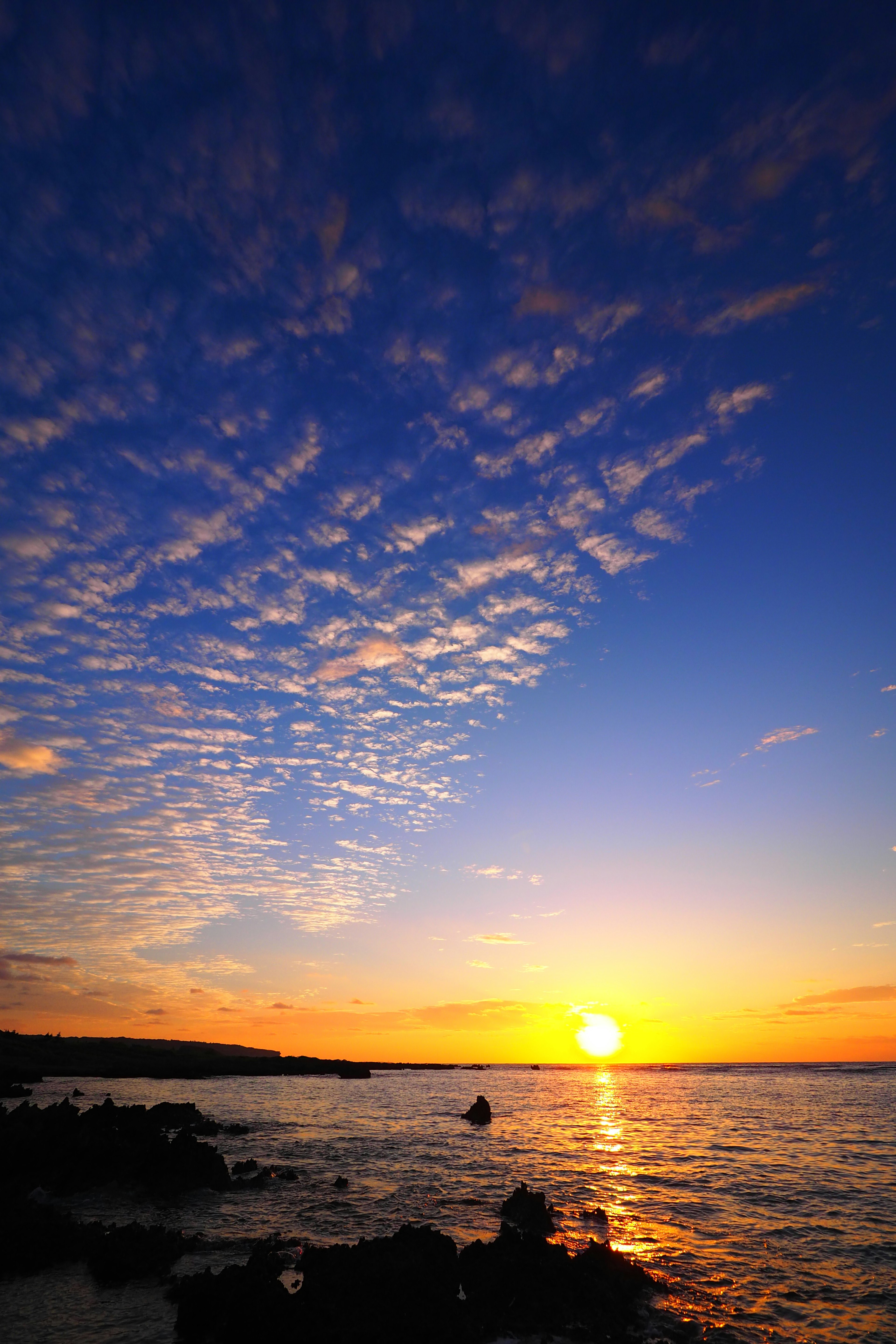 Hermoso paisaje de atardecer con nubes en el cielo azul