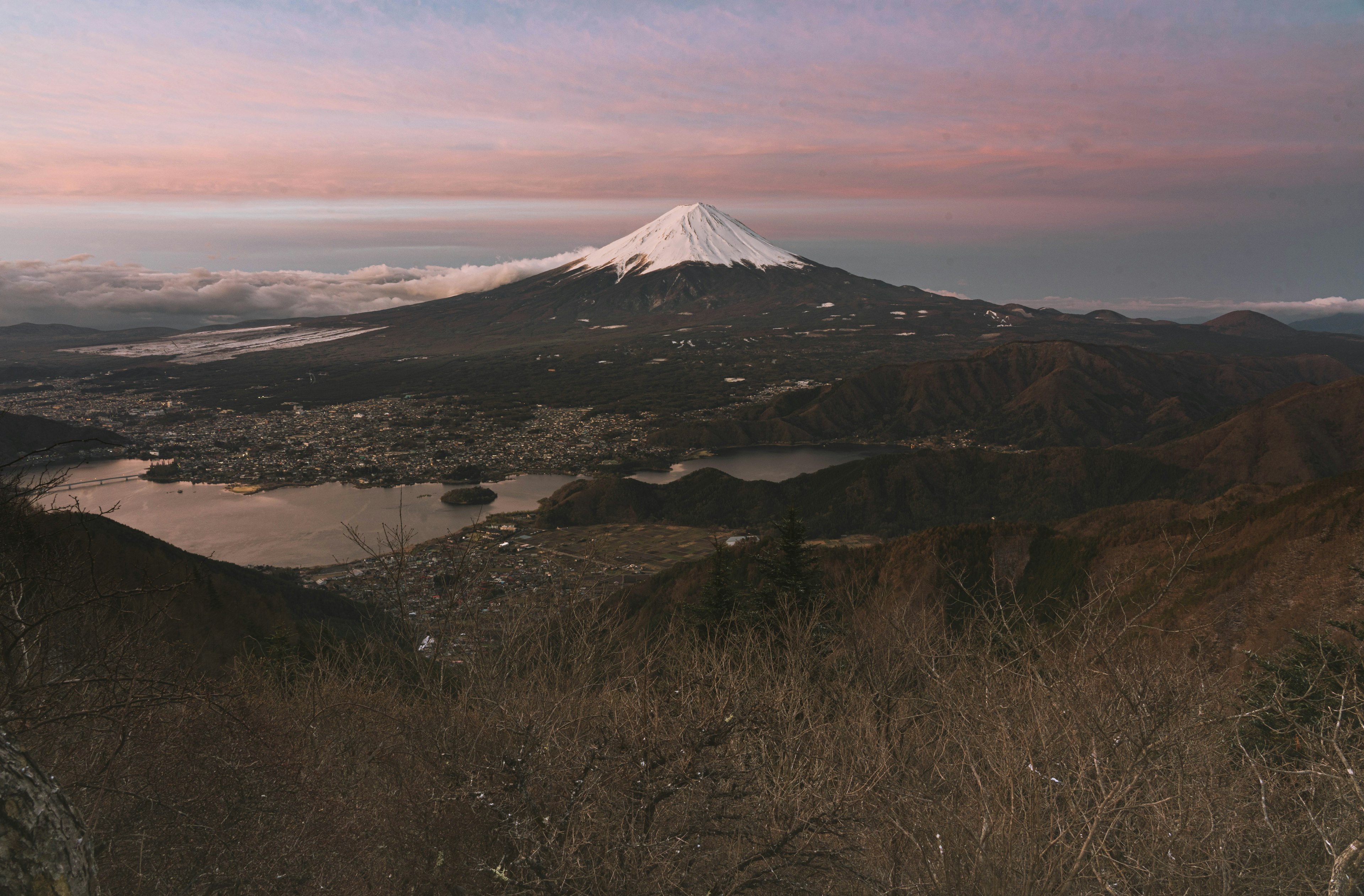 富士山と周囲の風景の美しい夕焼け