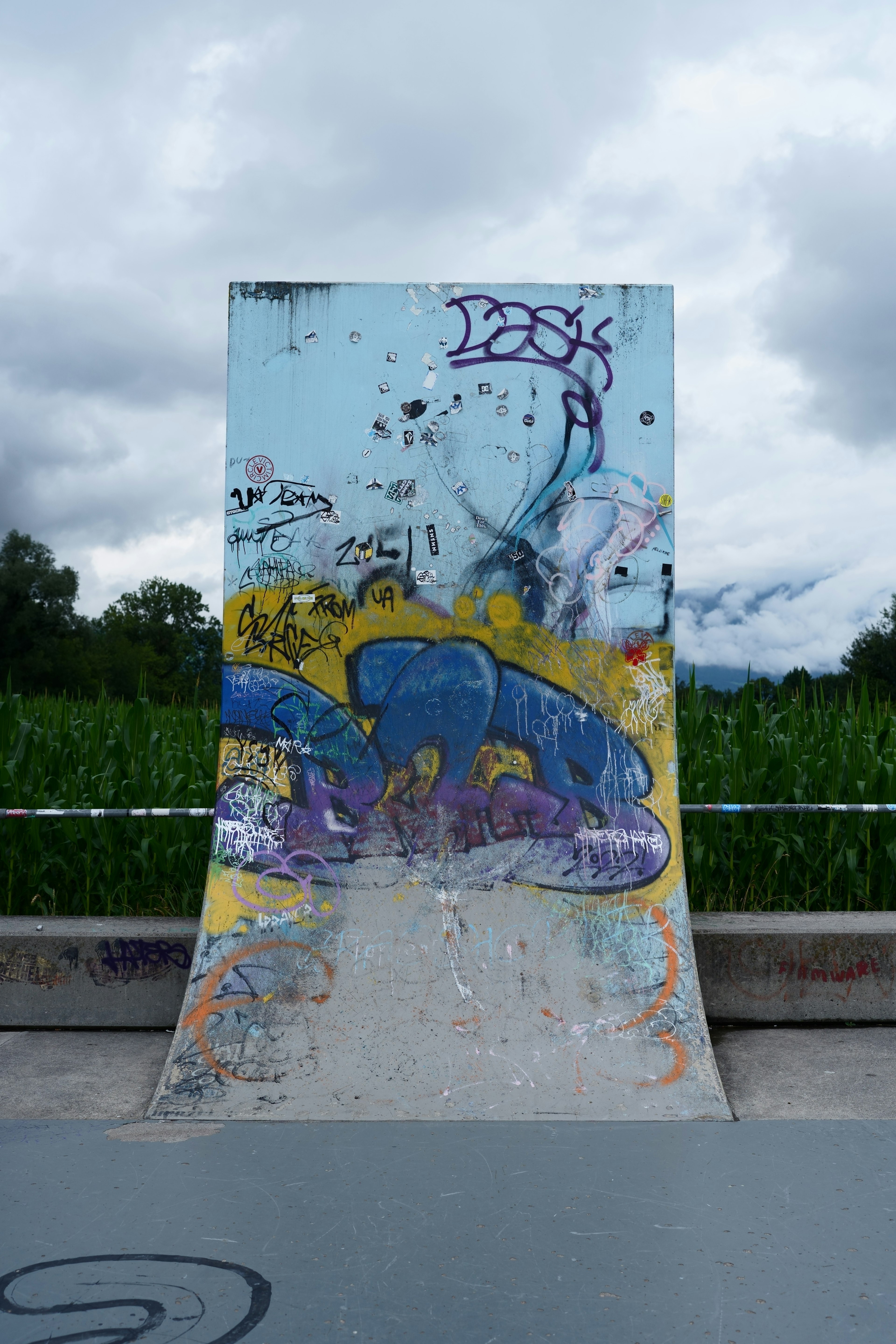 Graffiti coloré sur une rampe de skate avec un fond vert