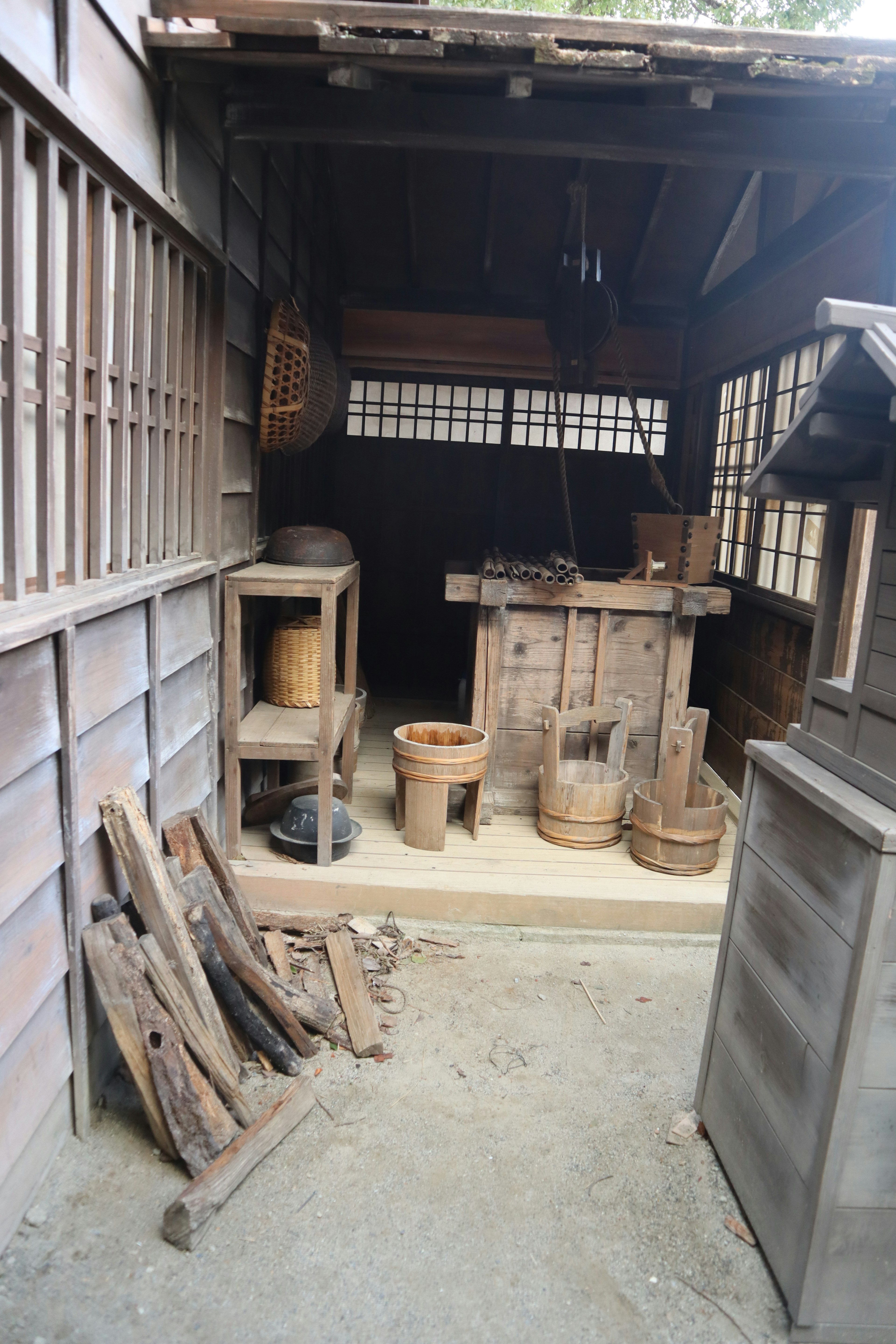 Interior de un taller tradicional con herramientas de madera y cubos