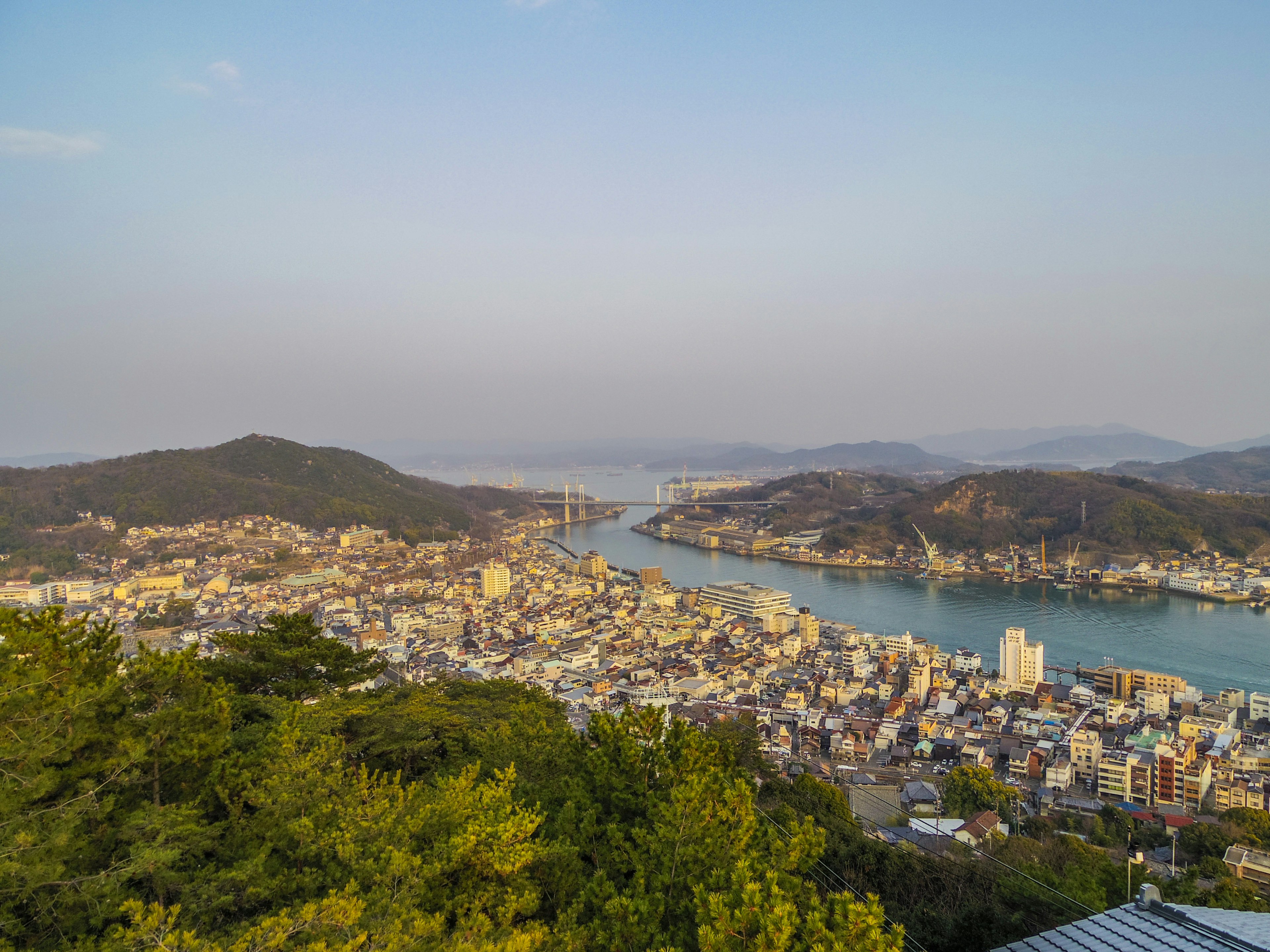 Vista escénica de una ciudad y un río desde una montaña