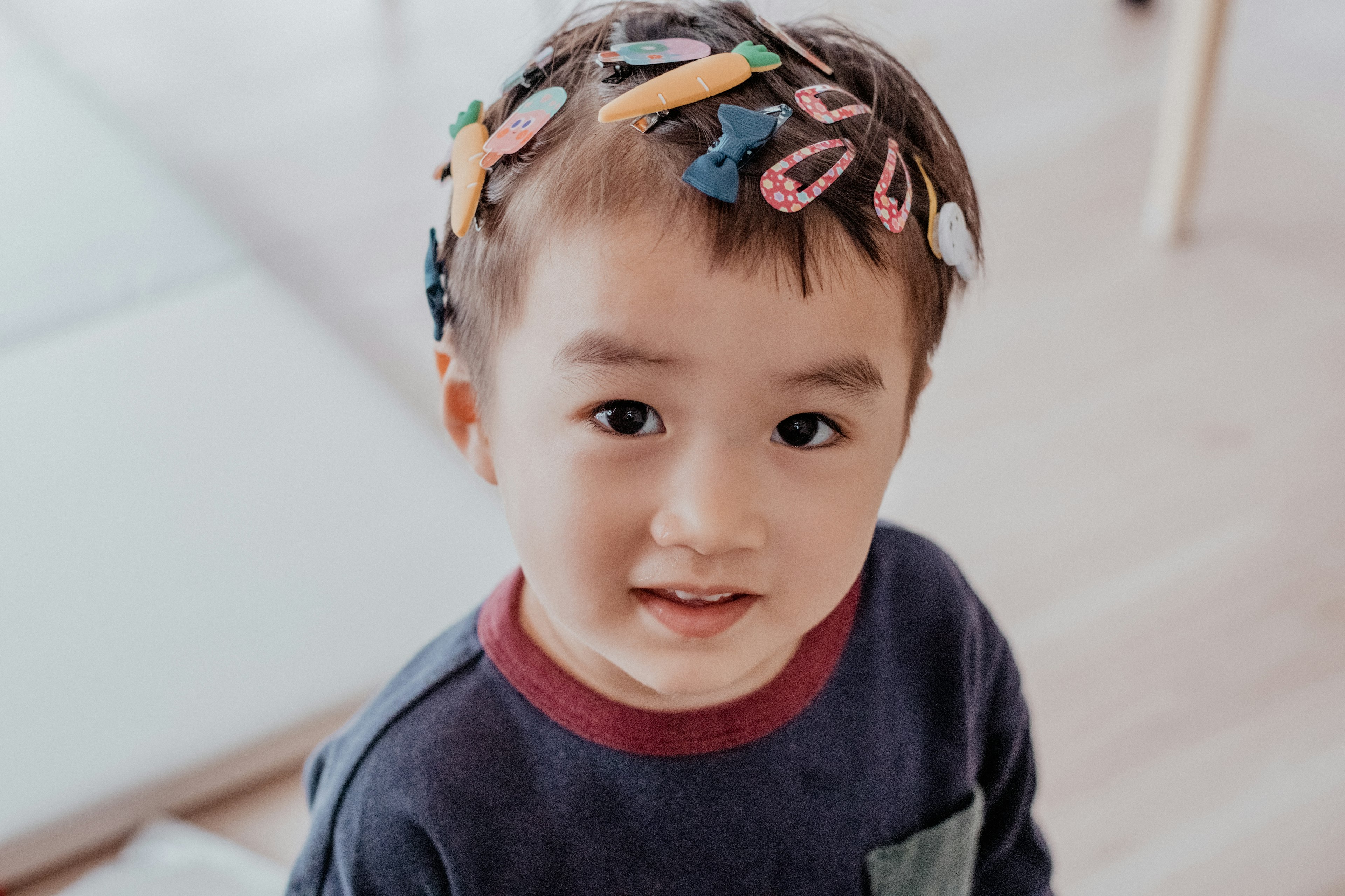 子供がカラフルなヘアピンを頭に付けている