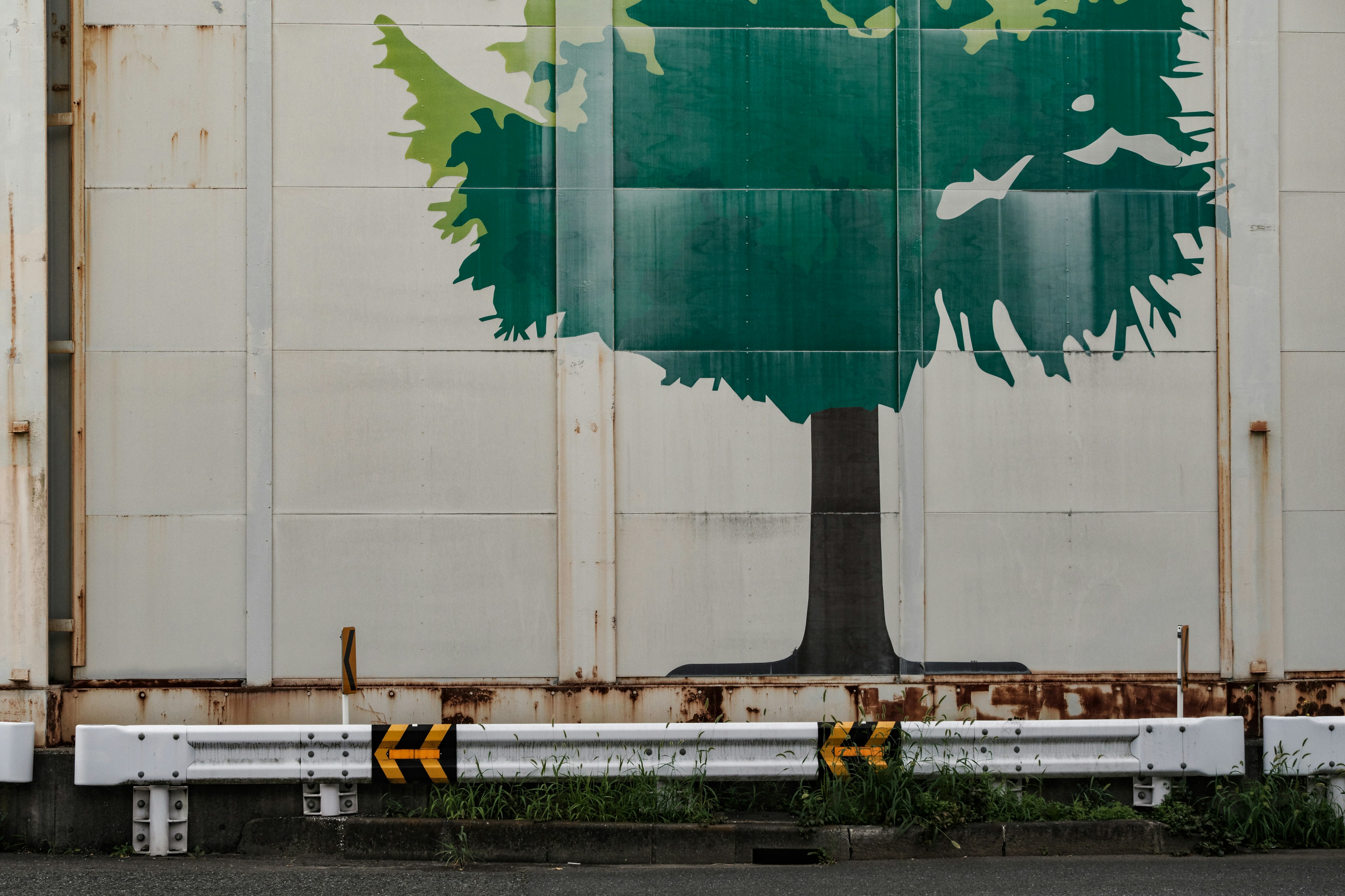 Imagen de un contenedor con una ilustración de árbol verde