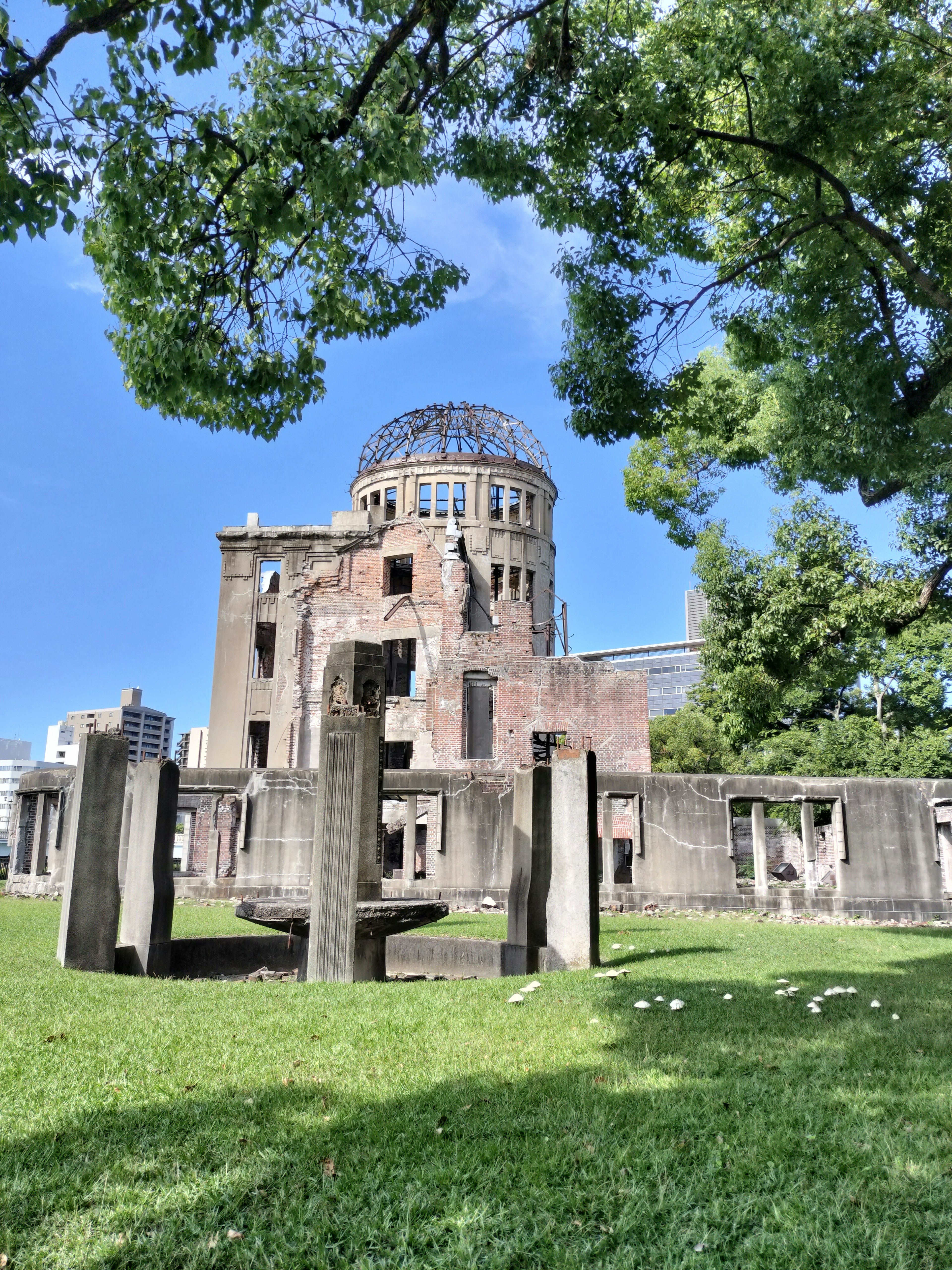 Memorial de la Paz de Hiroshima con parque verde