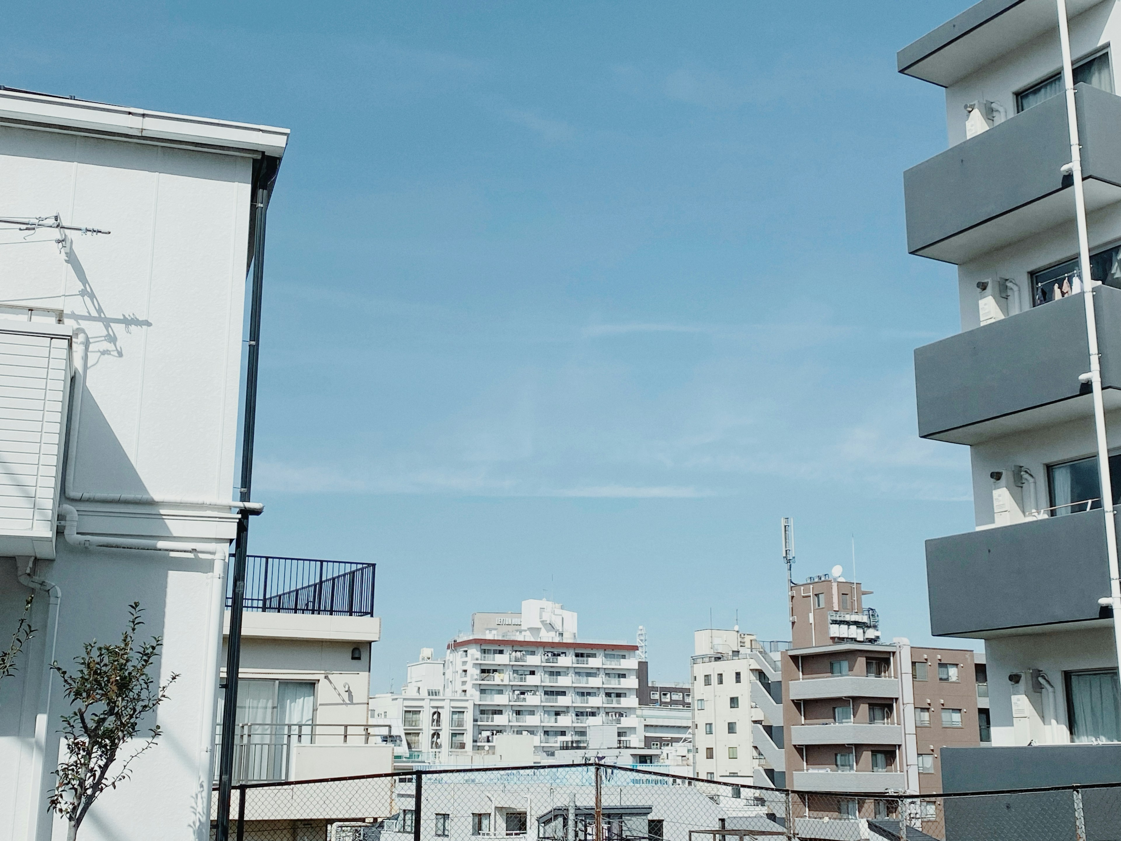 Paesaggio urbano con edifici sotto un cielo blu