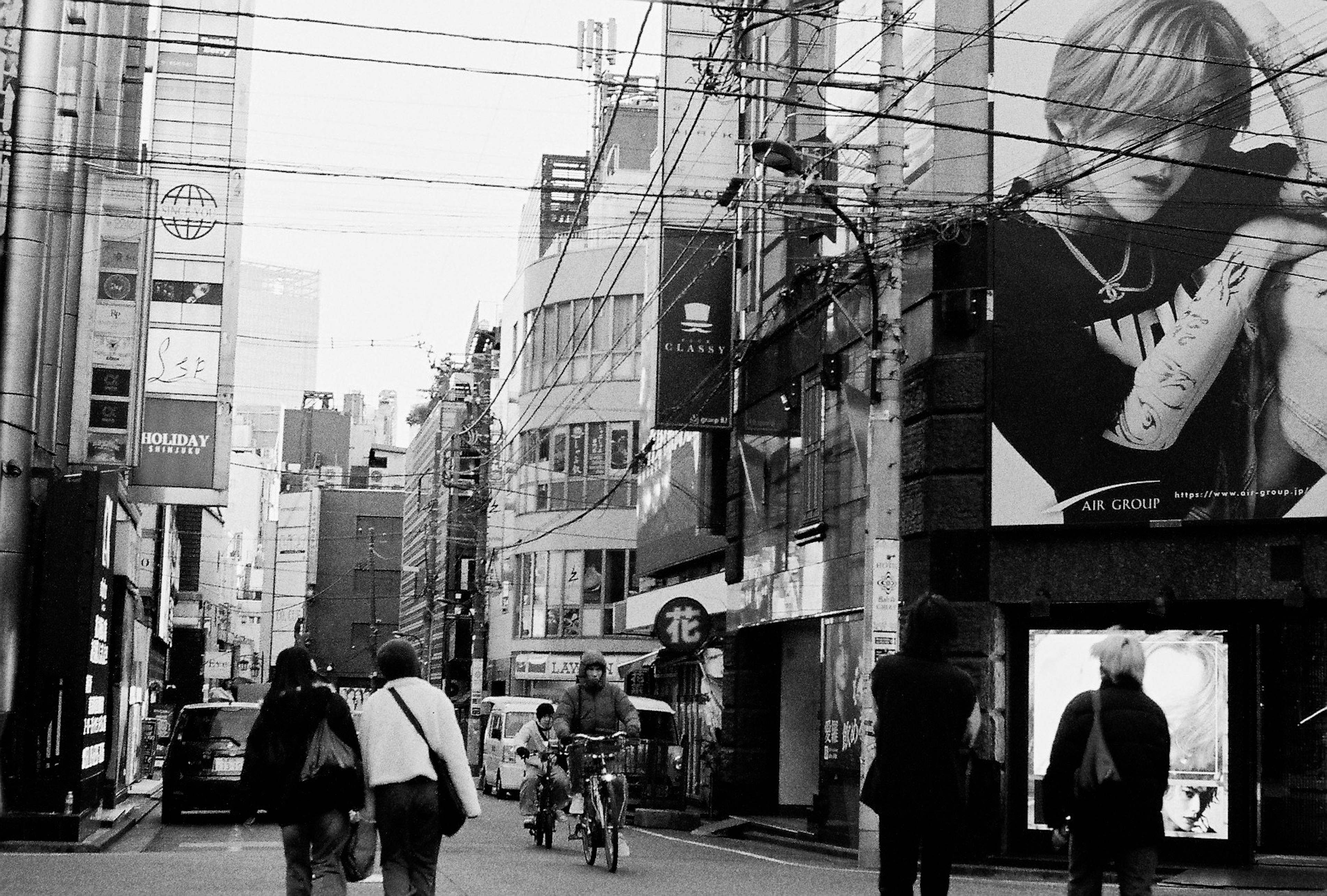 モノクロの街並みと広告が映る通りの風景