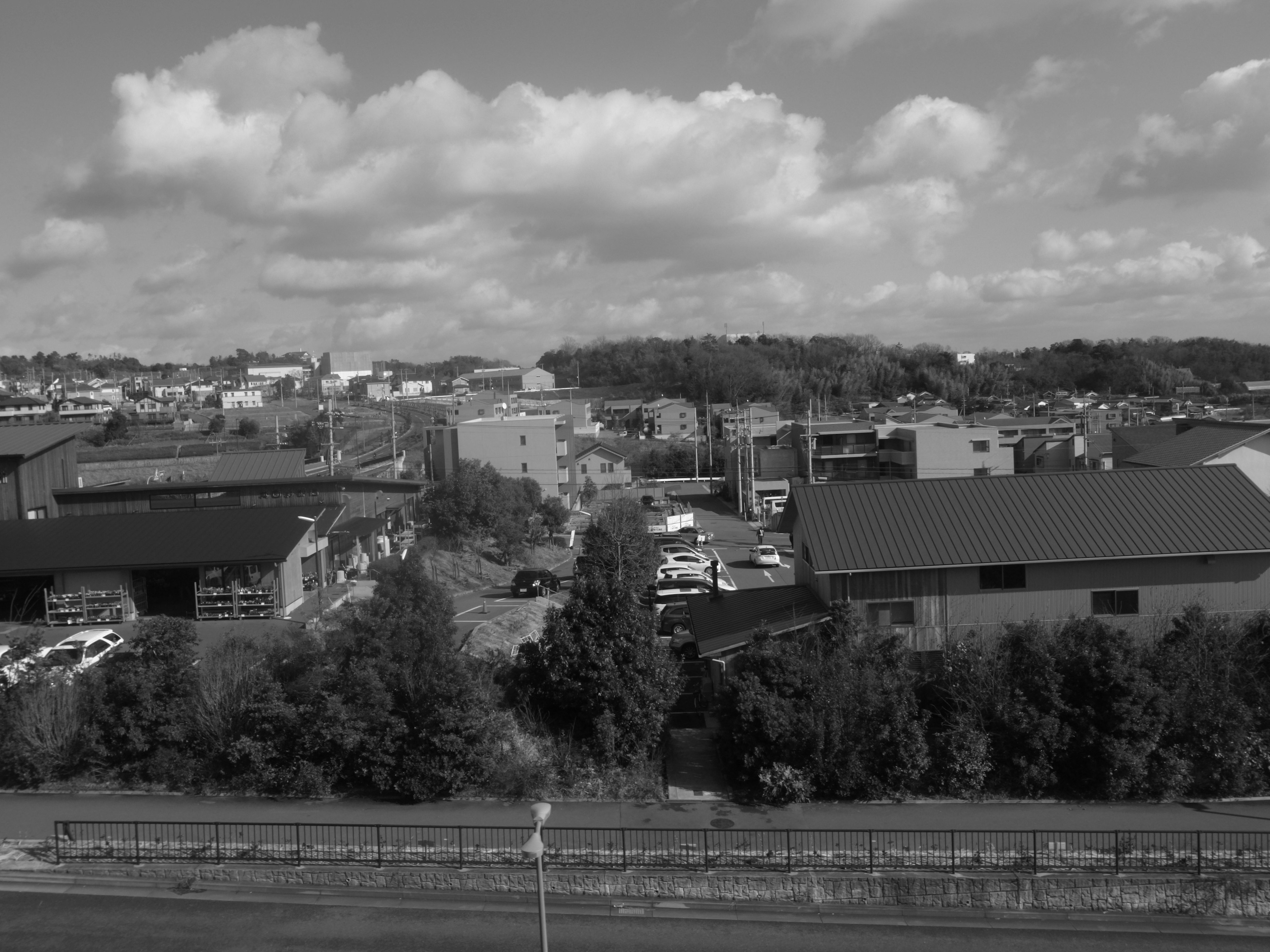 Vista en blanco y negro de un área industrial y un barrio residencial