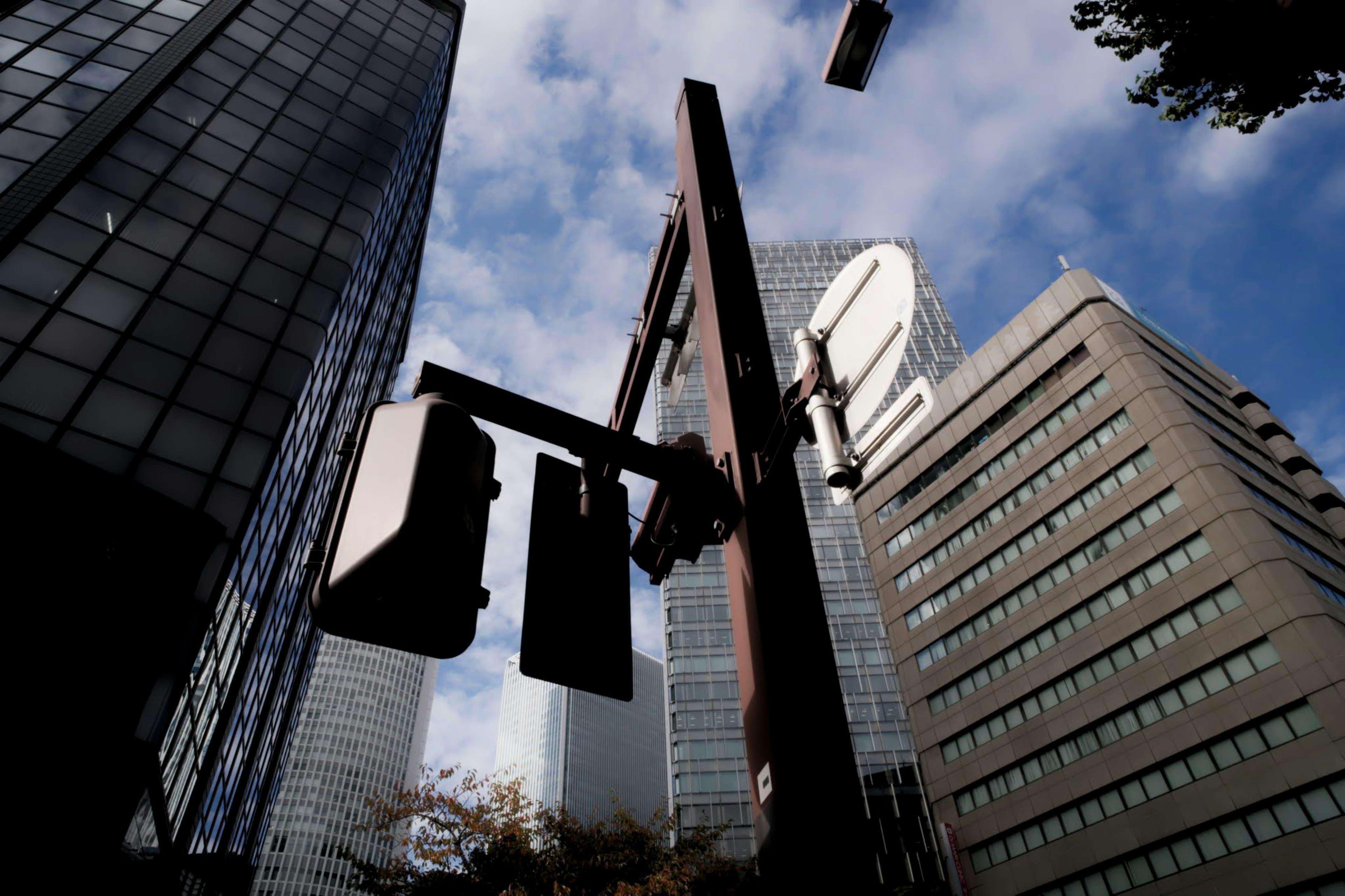 Ampeln und Kommunikationstechnik zwischen Wolkenkratzern gesehen