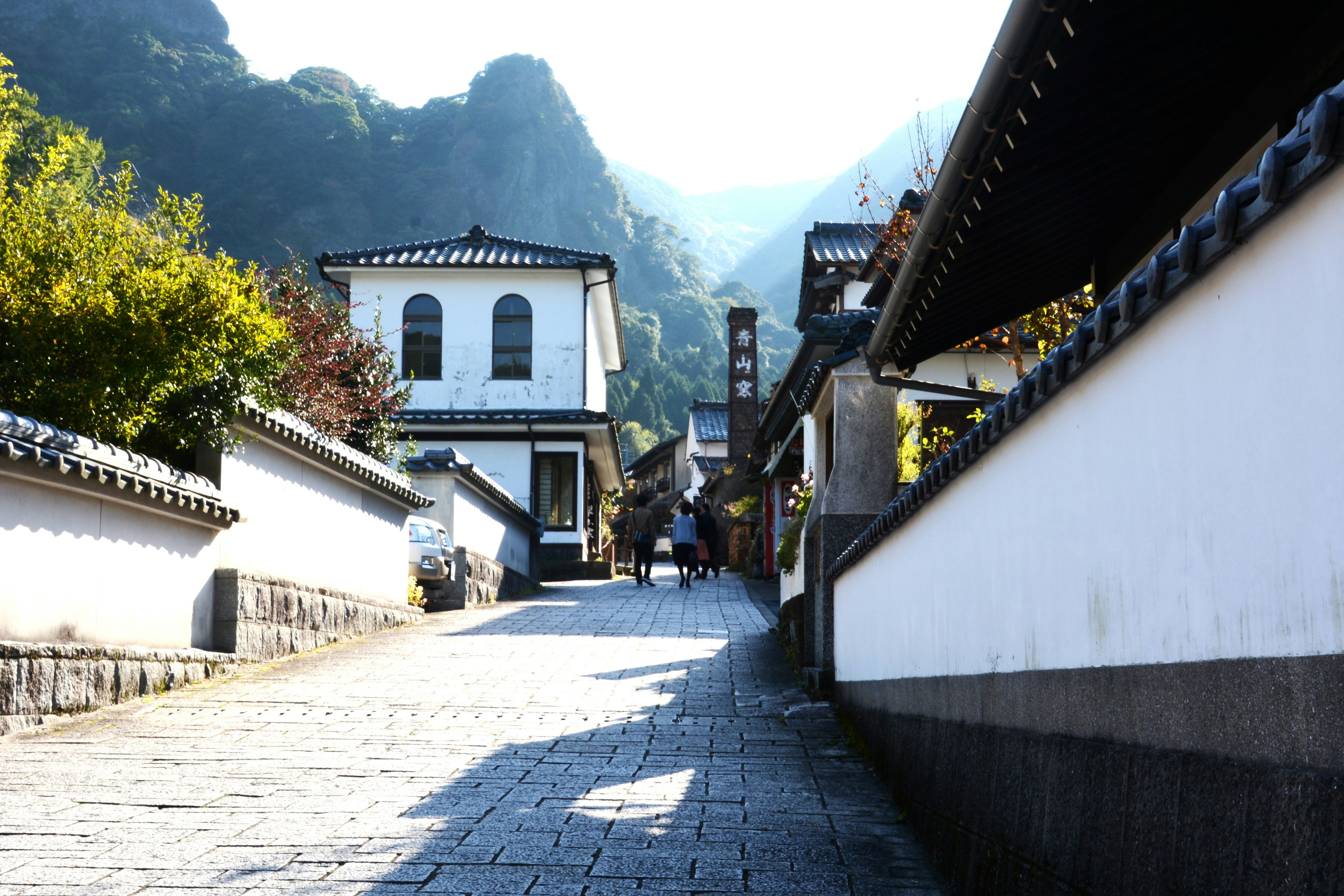 Vue pittoresque d'une vieille rue entourée de montagnes