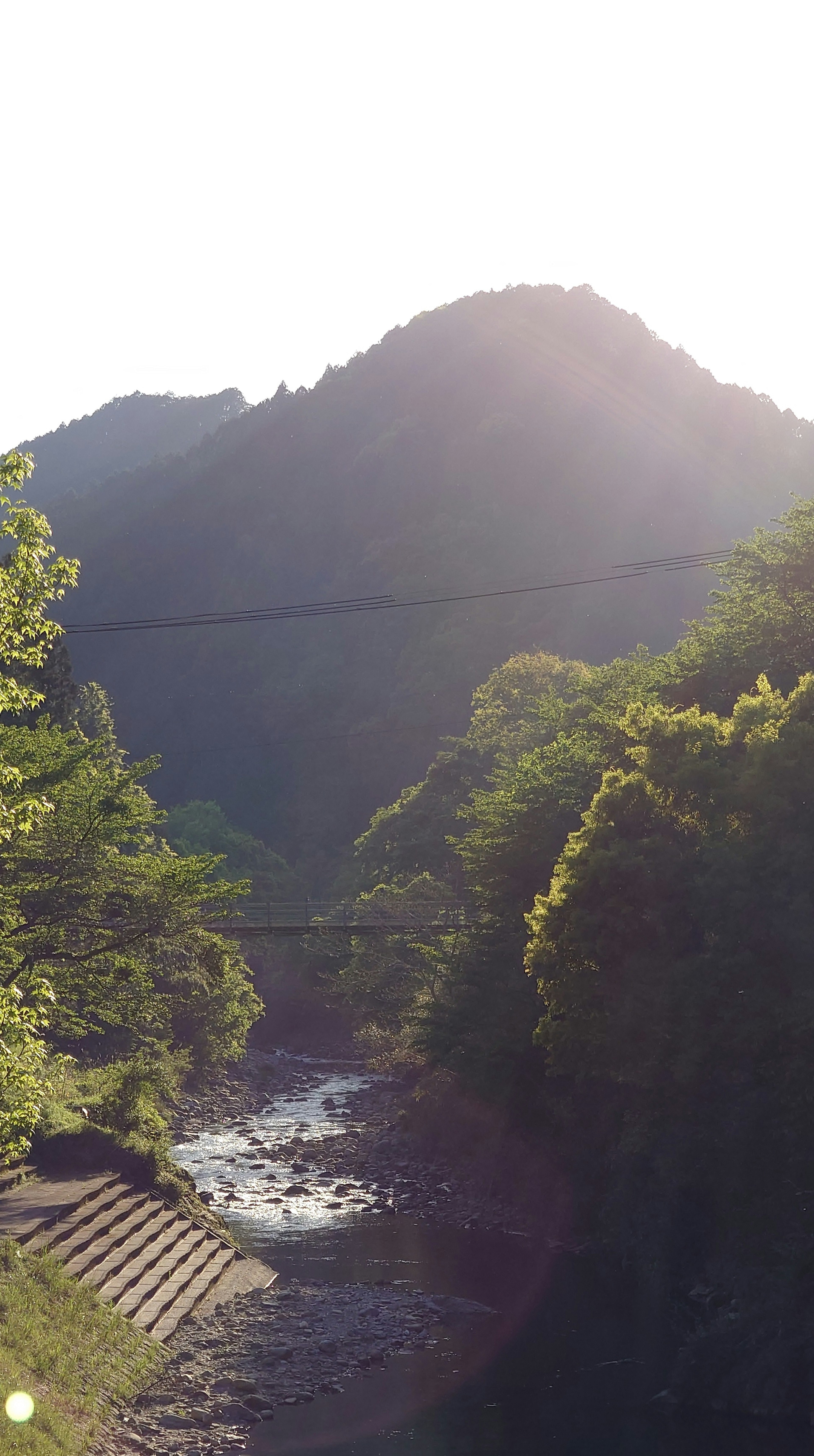 Pemandangan indah pegunungan hijau dan sungai yang mengalir