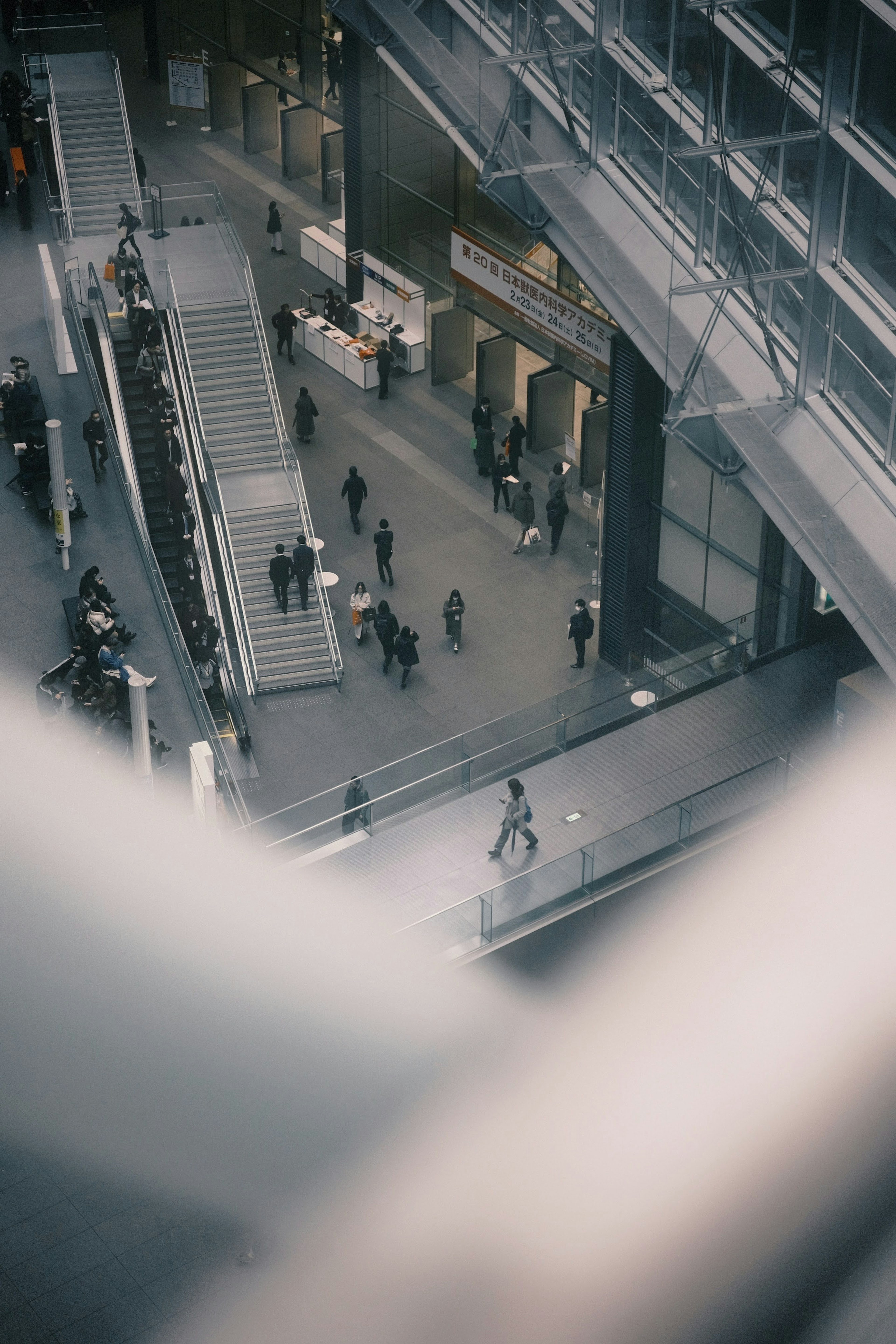 Vue de personnes marchant et d'escaliers dans un intérieur moderne