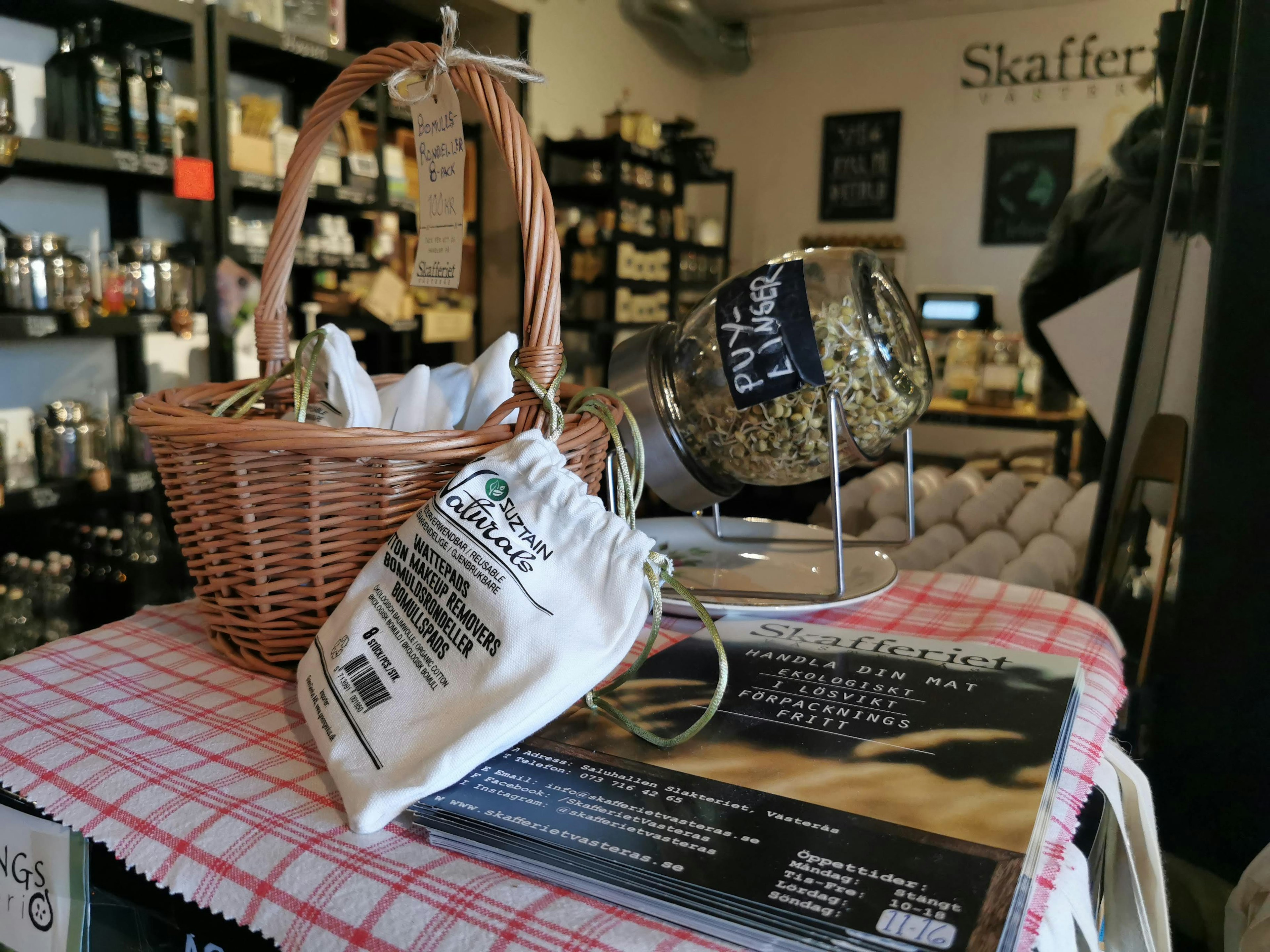 Una cesta y una bolsa colocadas sobre una mesa con productos exhibidos