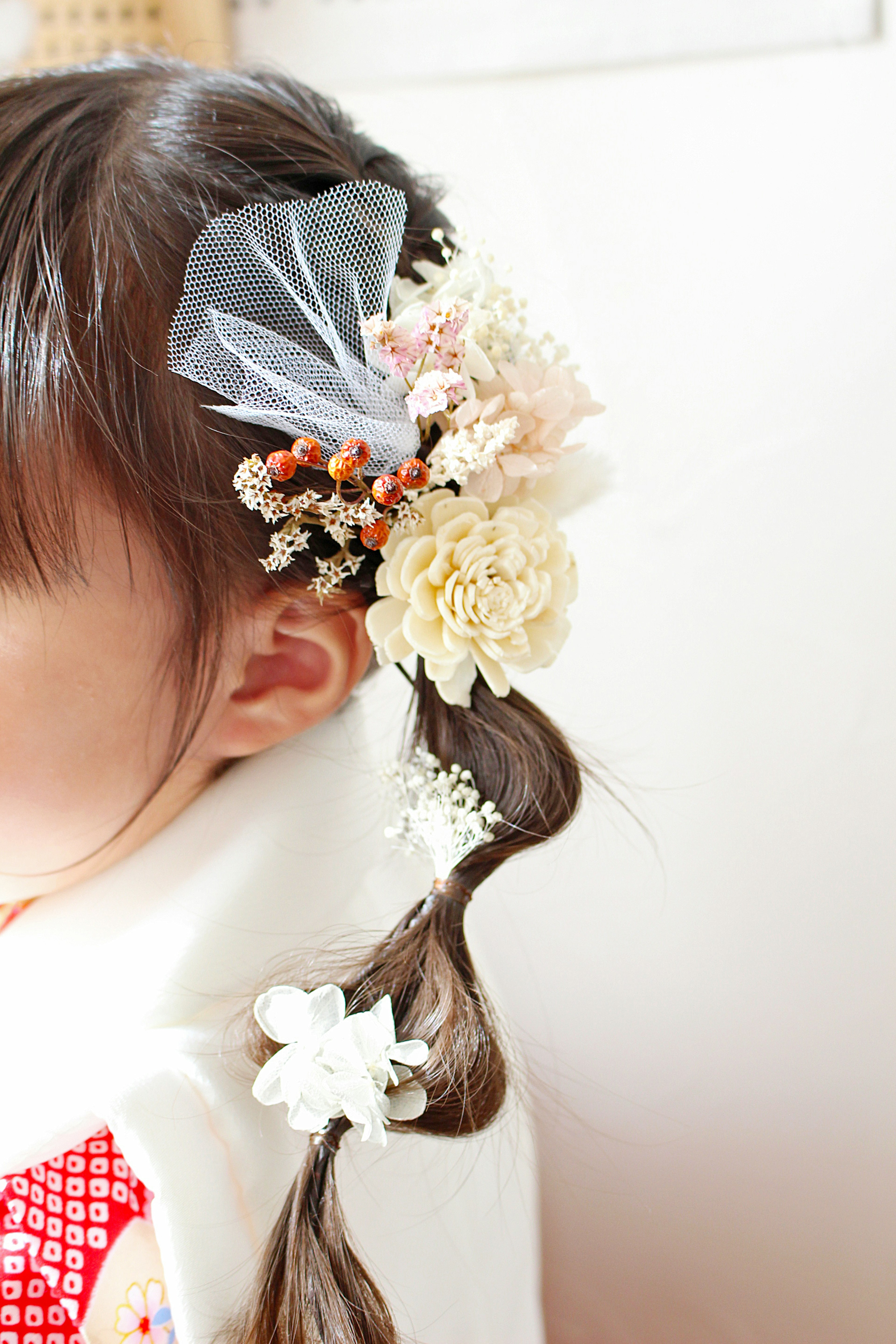 子供の髪型に飾られた花とリボンのヘアアクセサリー