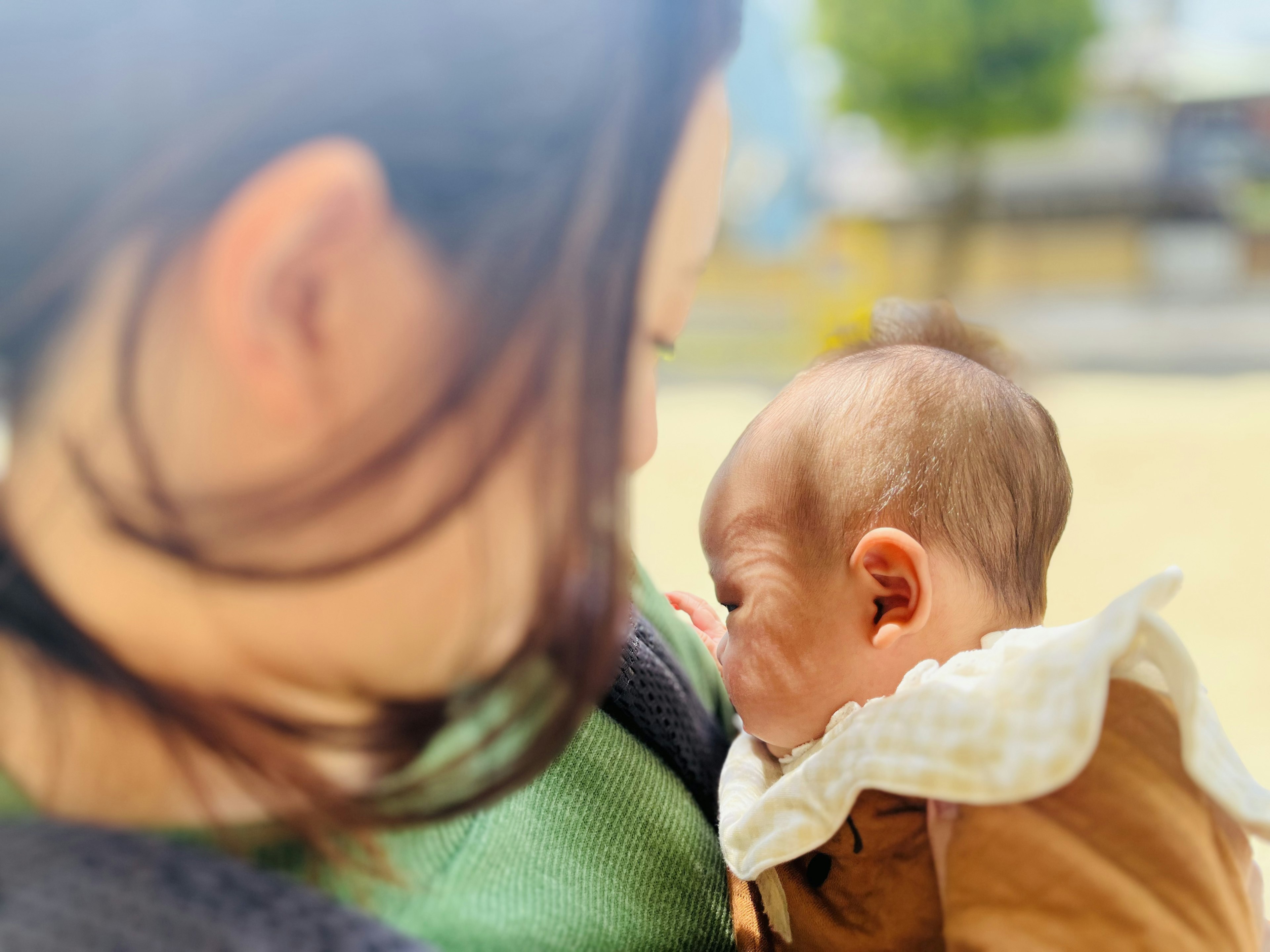 Foto di una madre che tiene un bambino vicino al petto