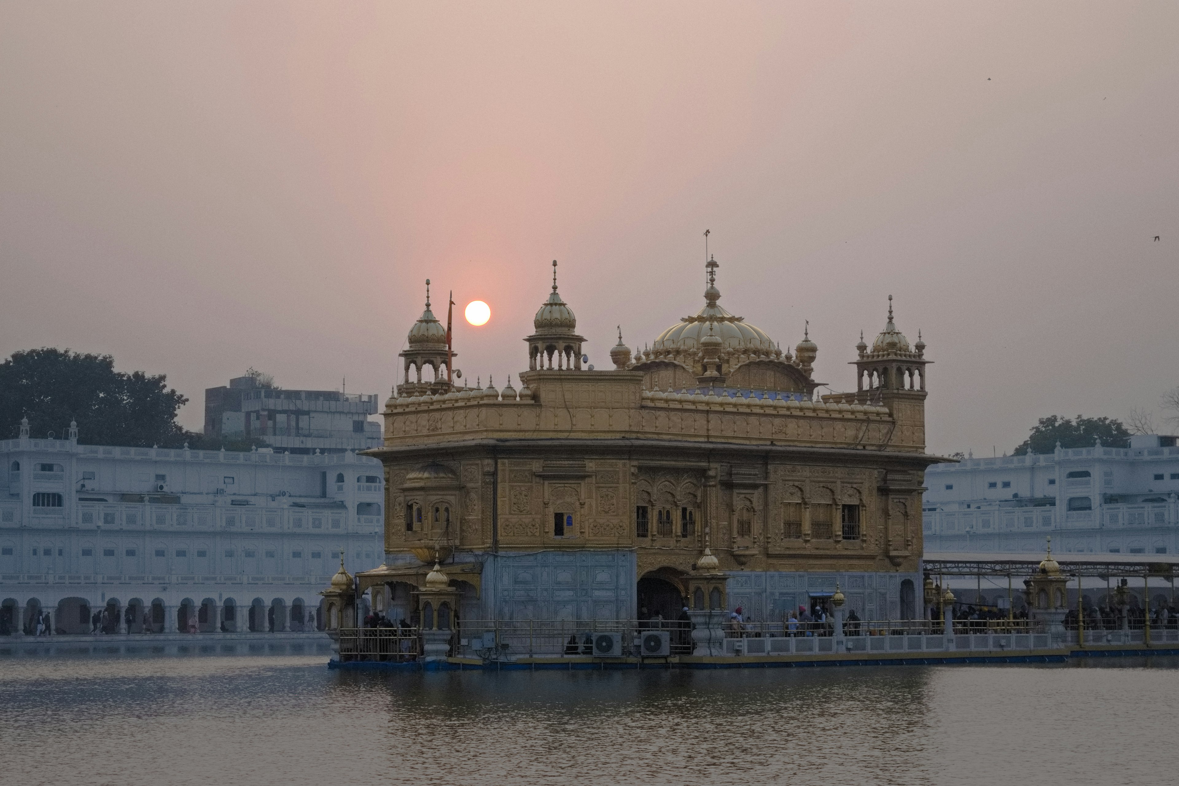 Temple d'or avec reflet du coucher de soleil sur l'eau