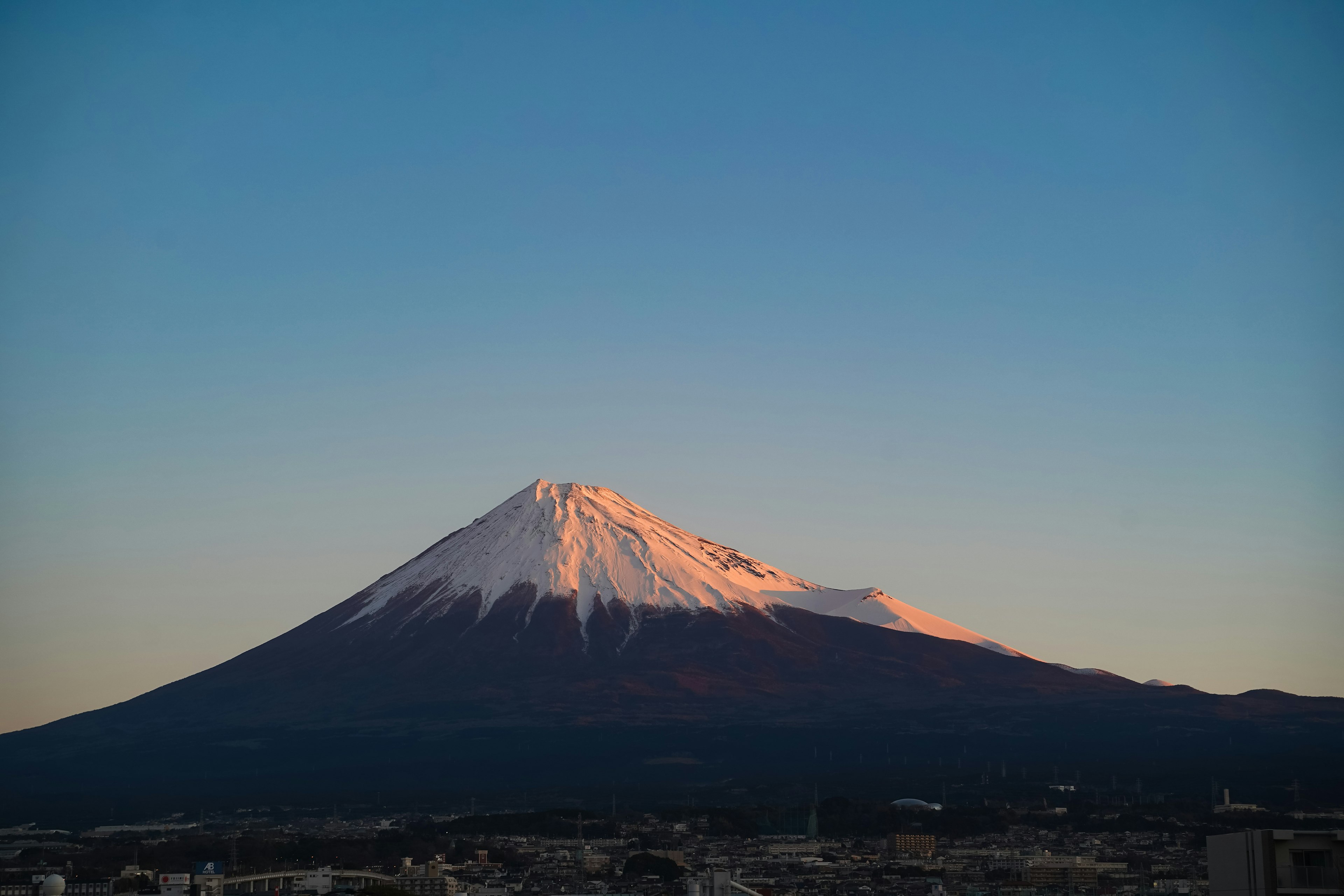 Pemandangan indah Gunung Fuji saat matahari terbenam Langit biru cerah dengan puncak bersalju