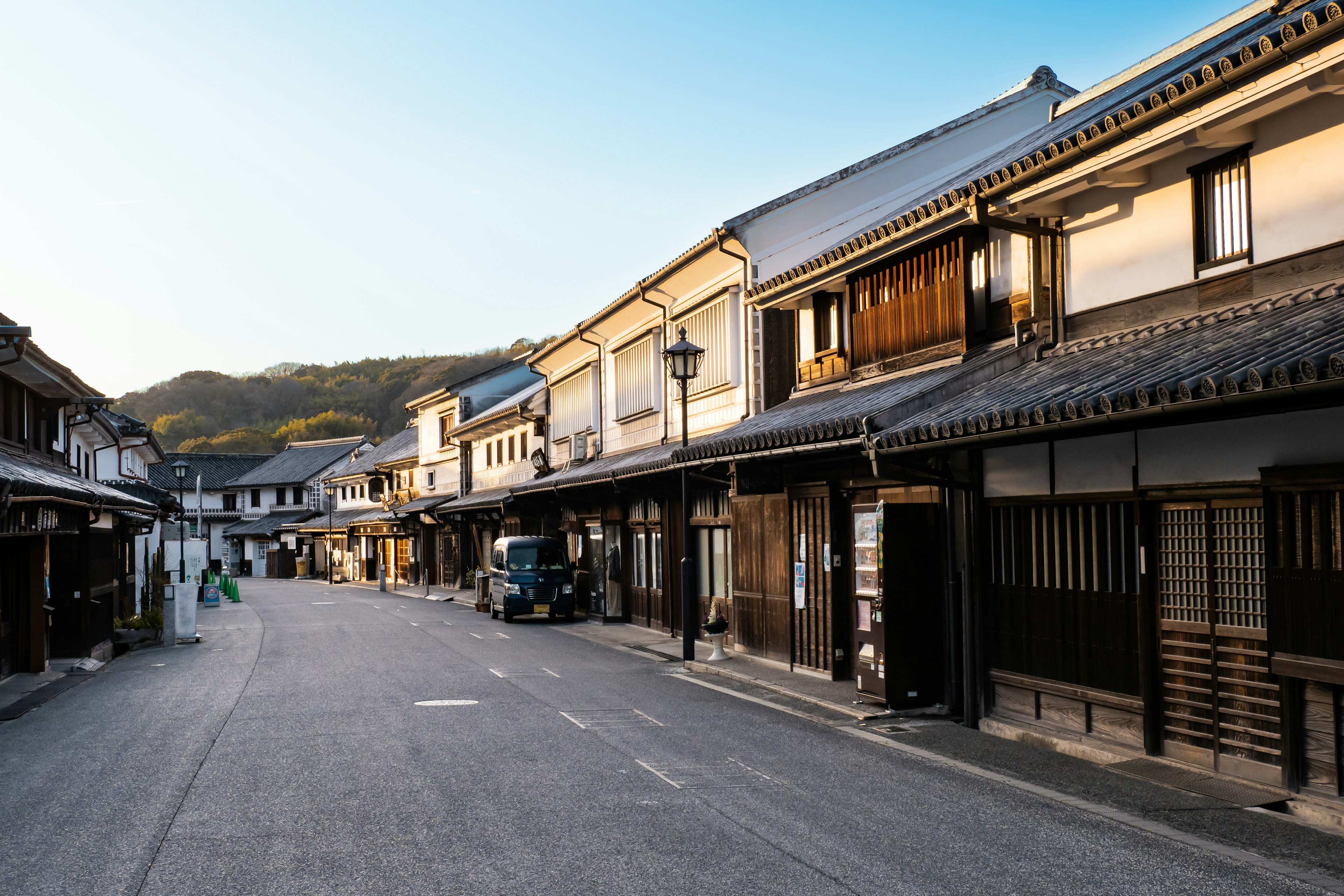 Traditionelle japanische Gebäude an einer ruhigen Straße in einer alten Stadt