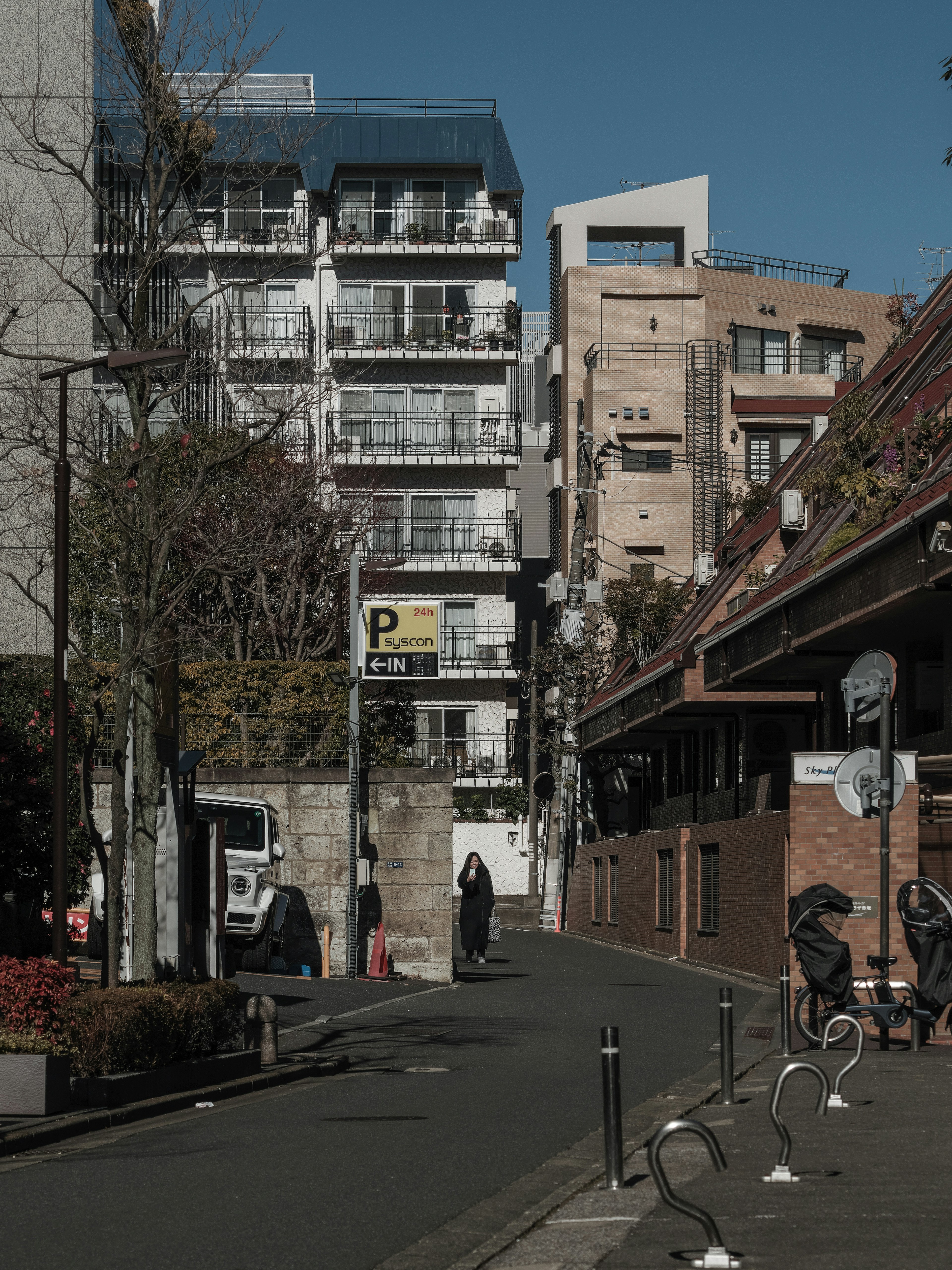 東京の街並みの一部である通りの風景